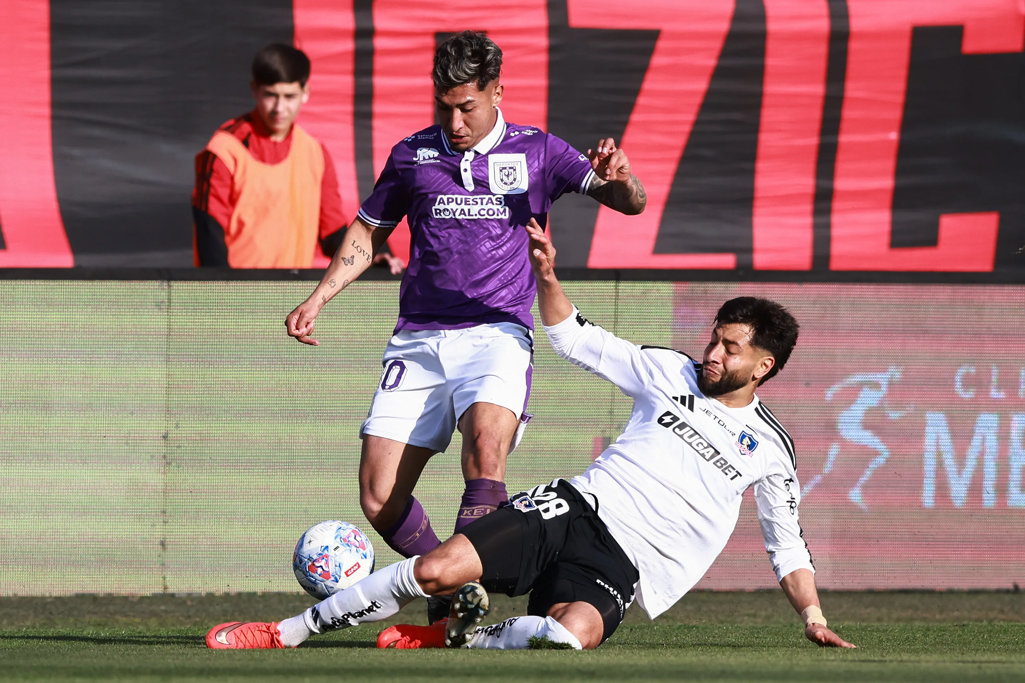 Ethan Espinoza enfrenta la marca de Jeyson Rojas en el Monumental. (Felipe Zanca/Photosport).