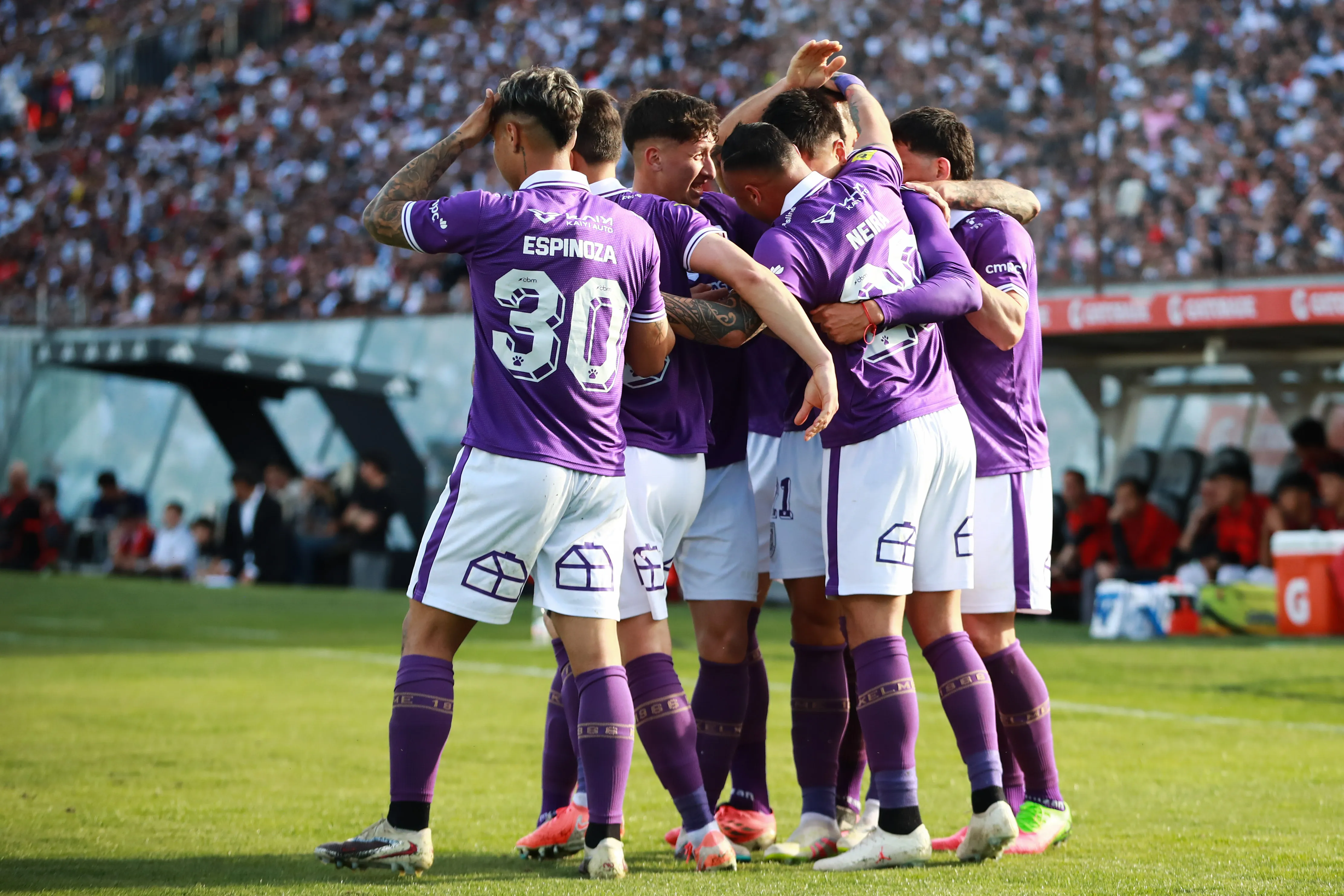 Ethan Espinoza y todo el Conce celebra el 1-0 parcial de los lilas ante Colo Colo. (Felipe Zanca/Photosport).