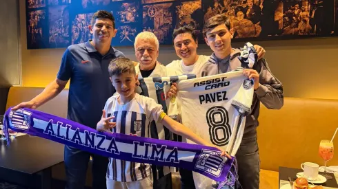 Tras el clásico se reencontró con Esteban Pavez y compartió junto a su familia.