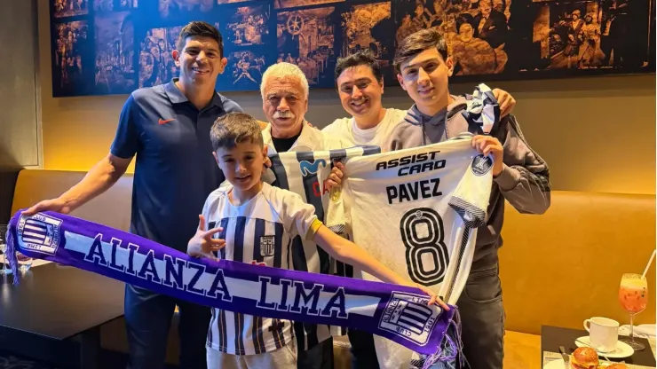 Tras el clásico se reencontró con Esteban Pavez y compartió junto a su familia.