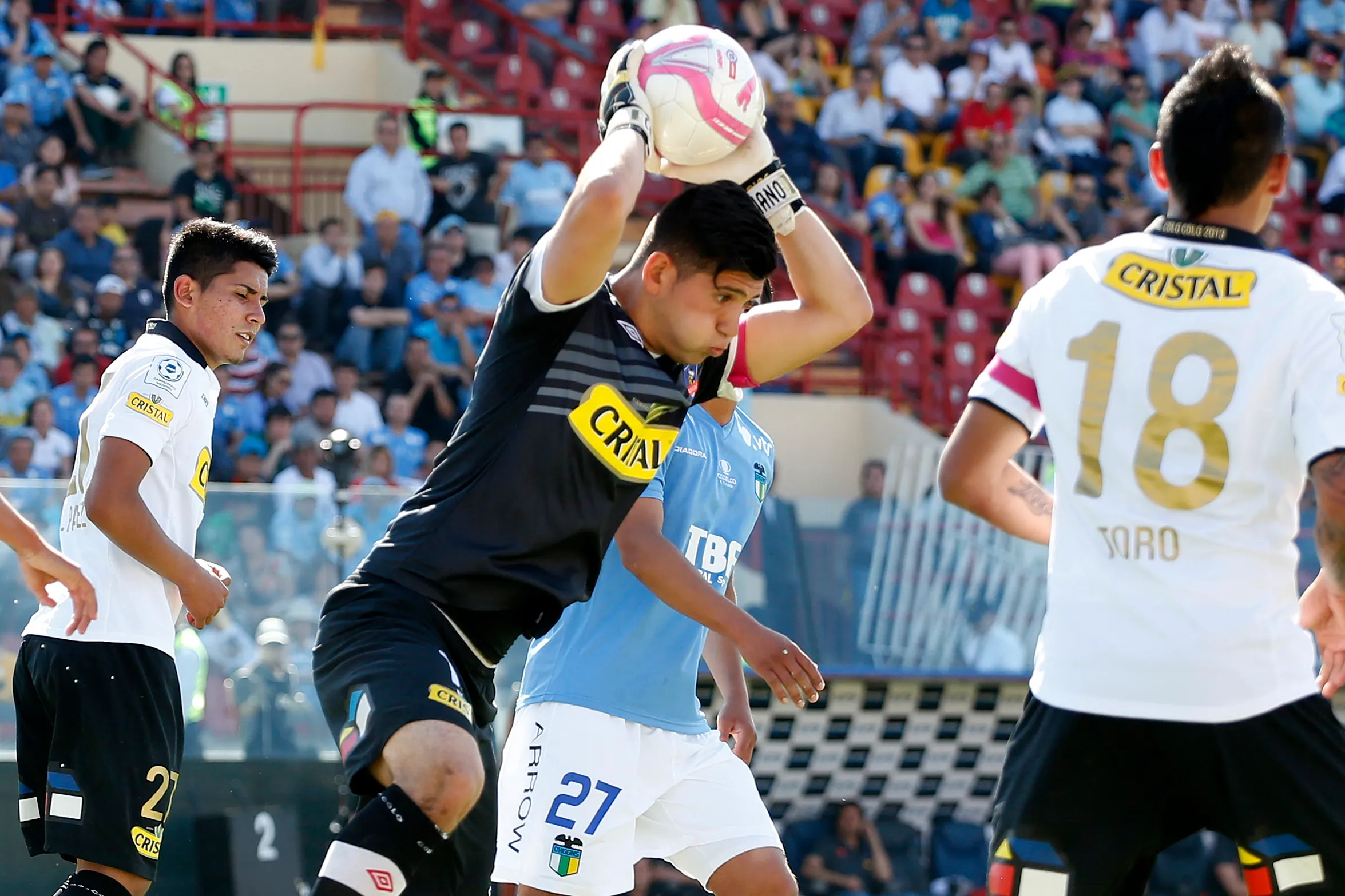 Álvaro Salazar en acción por Colo Colo ante O’Higgins. También aparecen en la foto como albos Sebastián Toro y Luis Pavez, hoy en el Capo de Provincia. (Andrés Piña/Photosport).