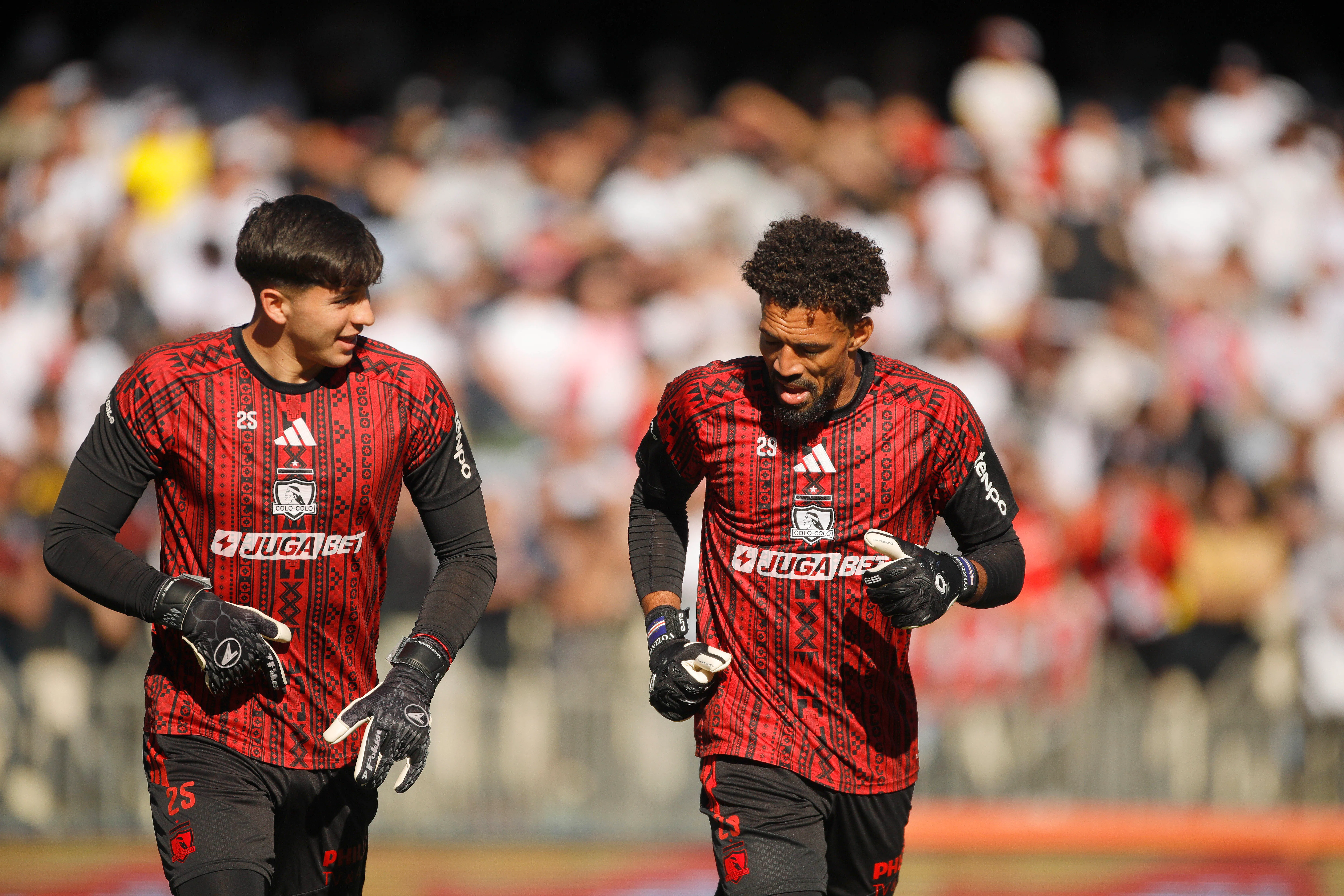 Gabriel Maureira y Vozinha en el estadio Ester Roa Rebolledo. (Marco Vazquez/Photosport).