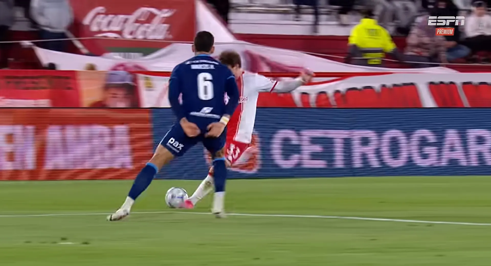 El centro de Bruno Barticciotto en la jugada del gol de Huracán ante la Academia. (Captura ESPN).
