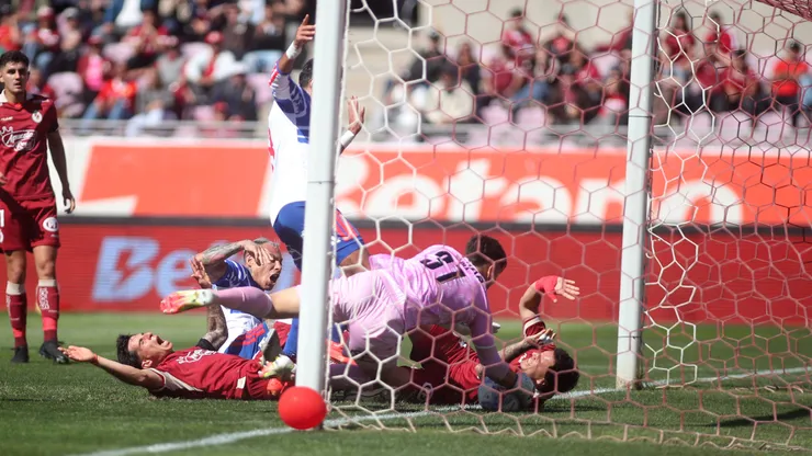 El gol de Lucero fue en una jugada bien polémica.