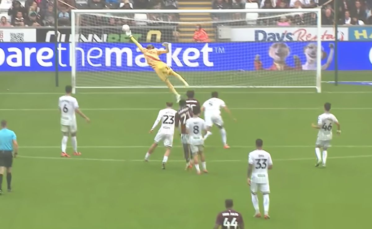 La espectacular tapada de Lawrence Vigouroux en el Swansea ante su exclub que se lleva aplausos en Inglaterra