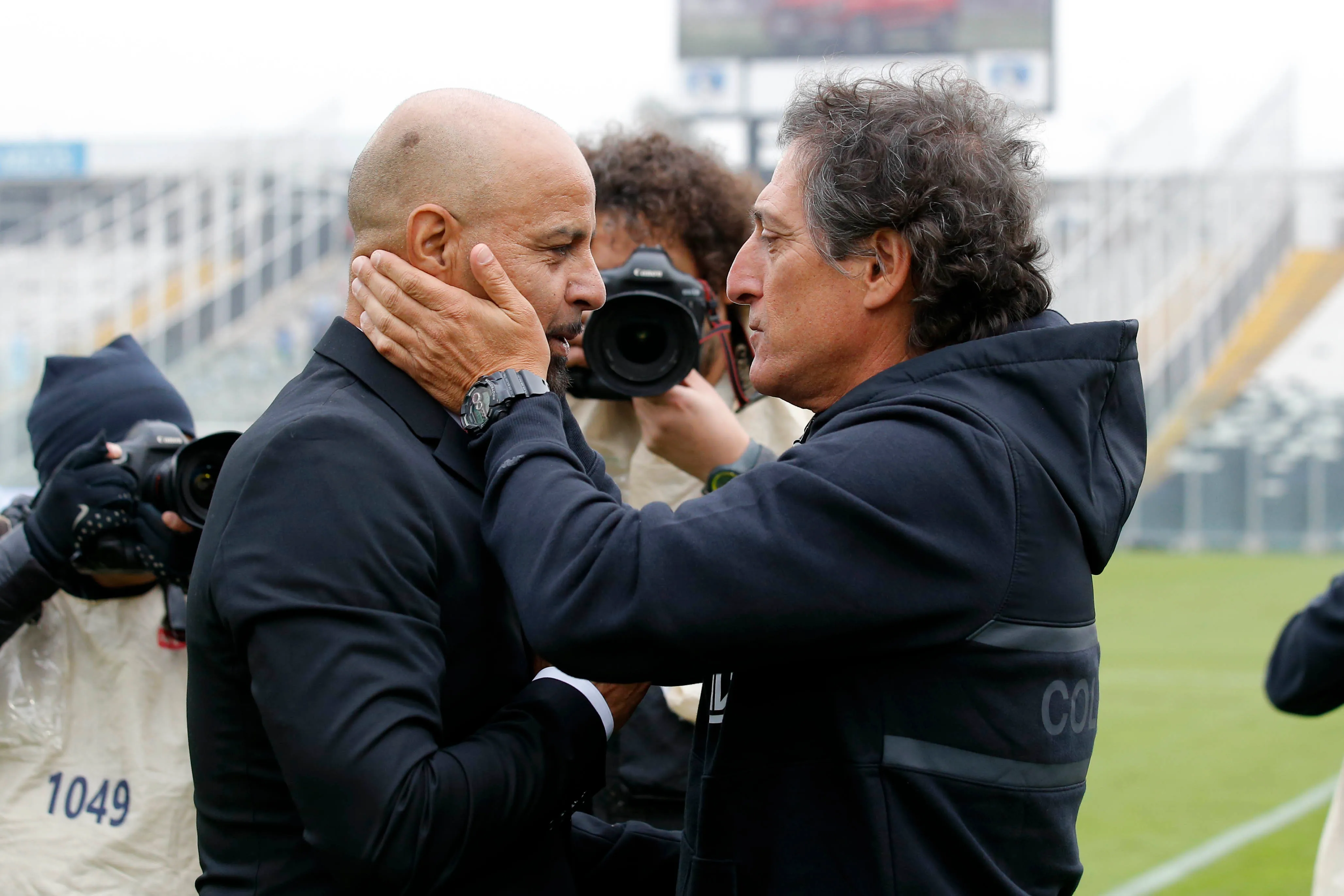 Mario Salas y el Fantasma Figueroa se saludan en el estadio Monumental durante la temporada 2019. (Javier Torres/Photosport).