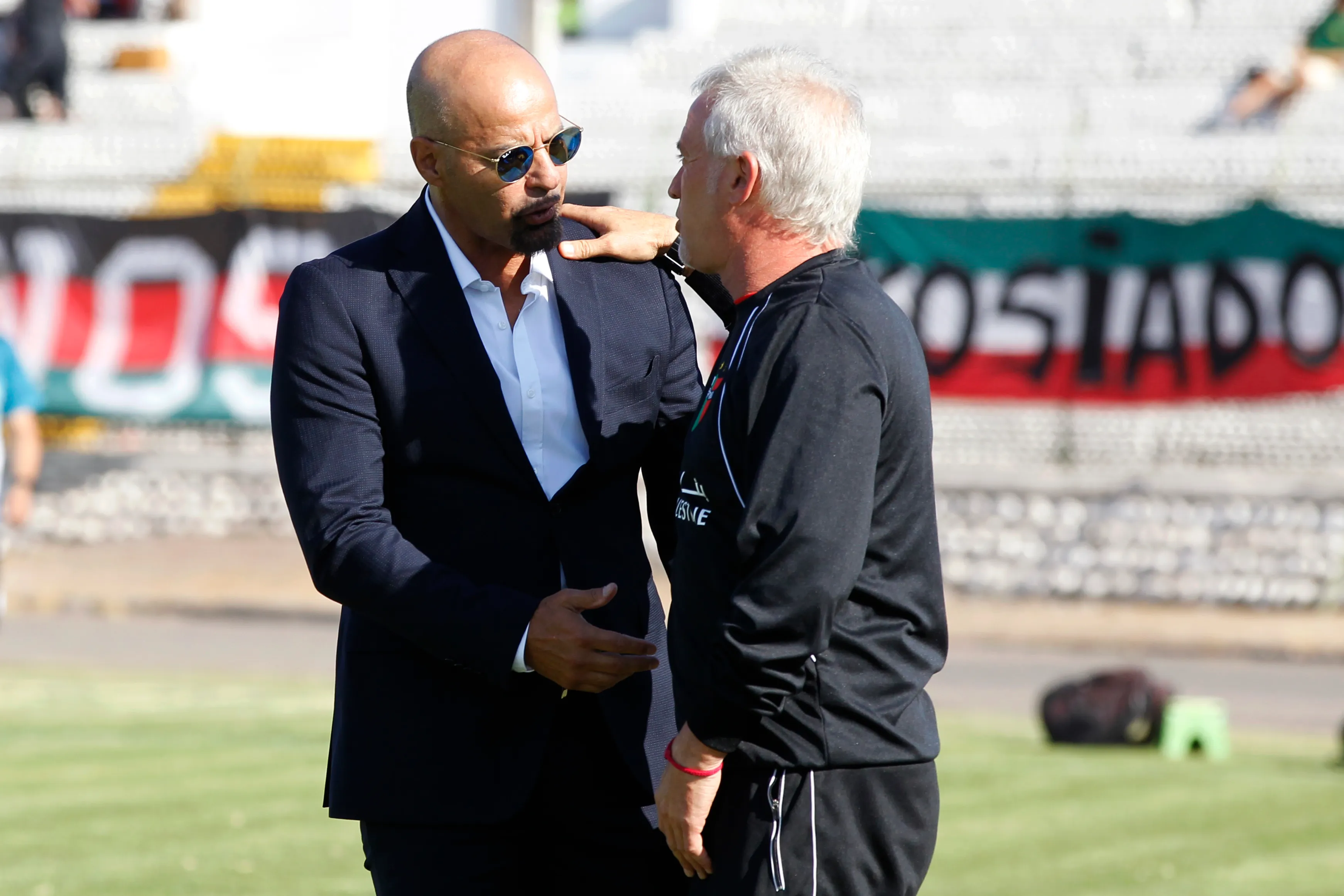 El Fantasma Figueroa con Ivo Basay cuando el Hueso dirigía a Palestino. (Dragomir Yankovic/Photosport).