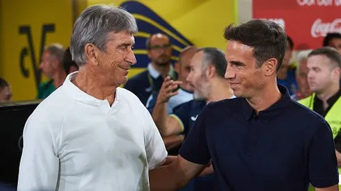 Manuel Pellegrini se saluda con Iñigo Pérez.