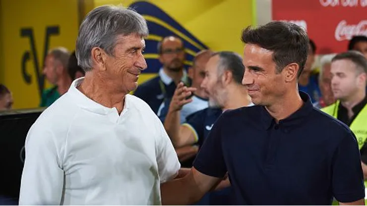 Manuel Pellegrini se saluda con Iñigo Pérez.