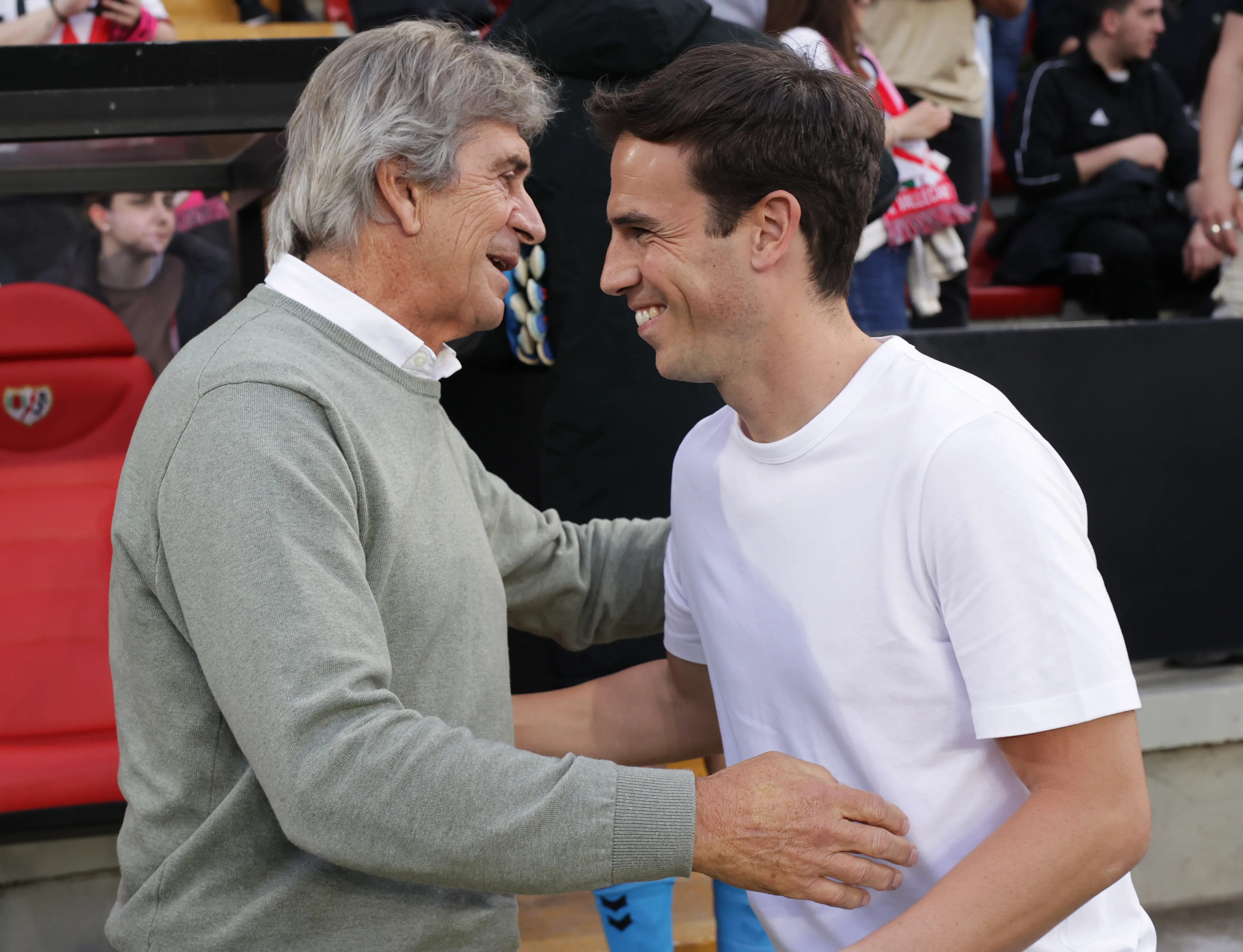 Iñigo Pérez y Manuel Pellegrini en un duelo entre el Betis y el Rayo Vallecano la temporada anterior. (Gonzalo Arroyo Moreno/Getty Images).