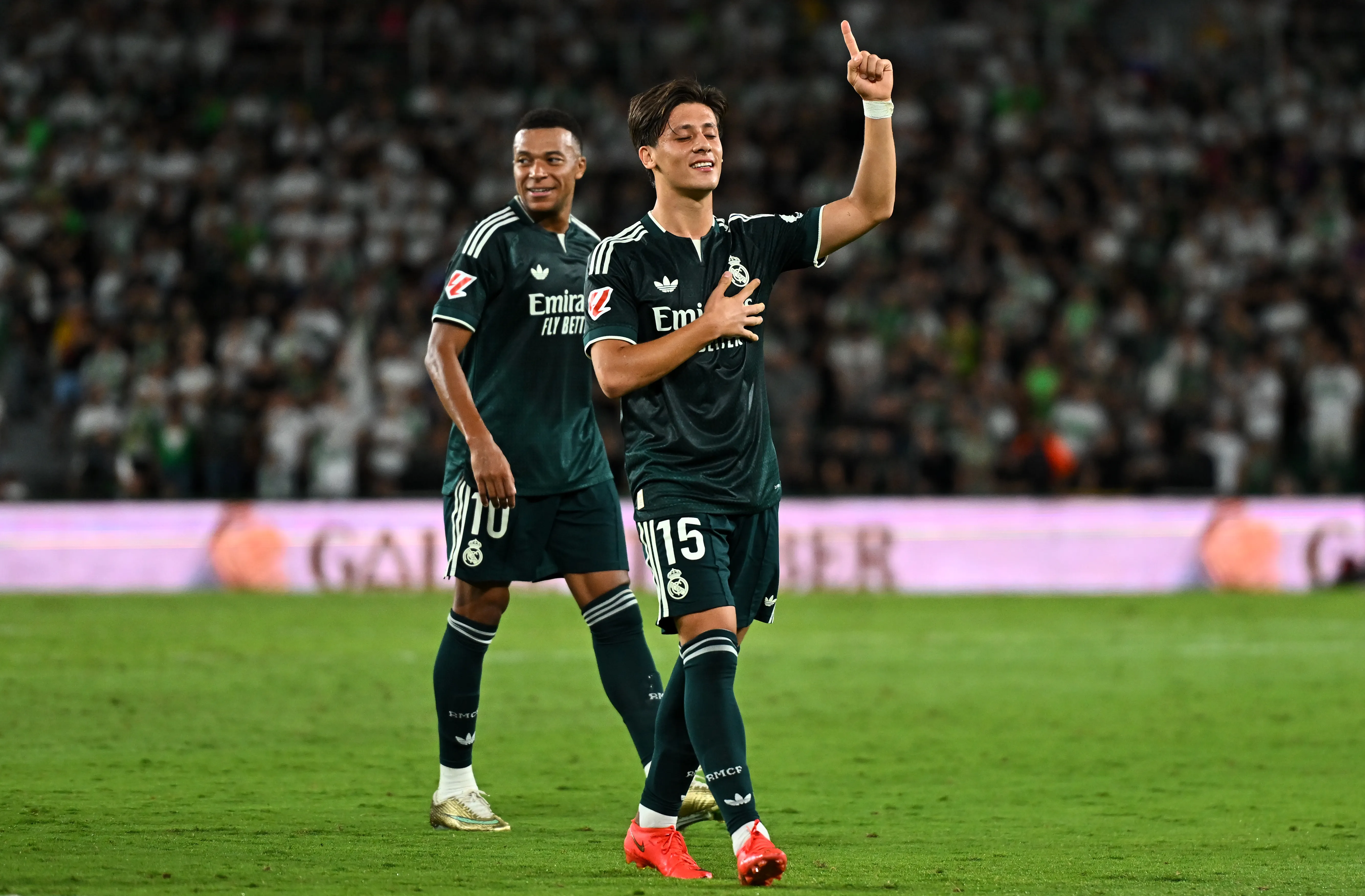Así festejó Arda Güler, aunque varios medios dan el gol como en propia meta de Dituro. (Francisco Macia/Getty Images).