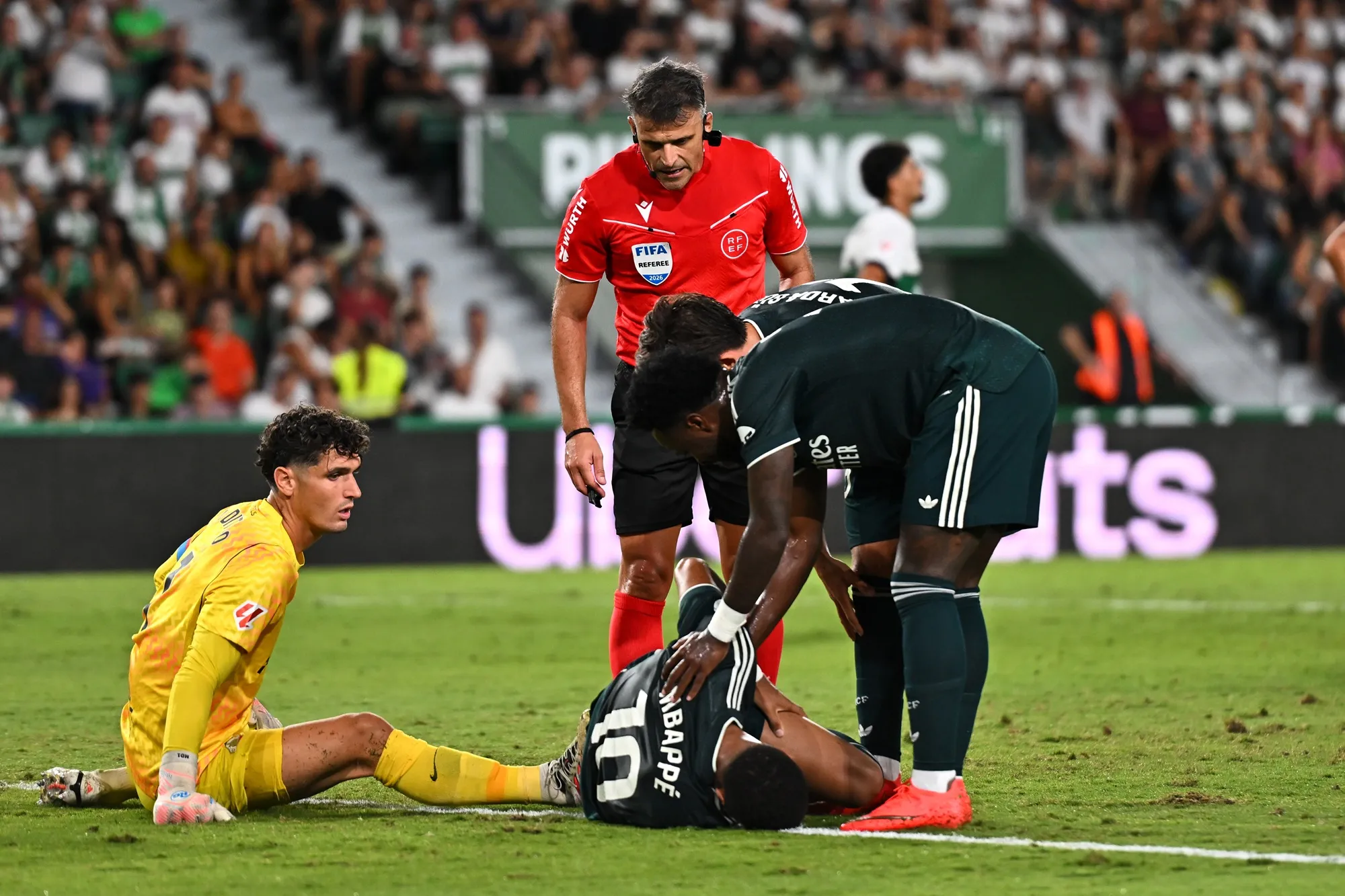 Kylian Mbappé quedó tirado tras anotar el 2-0 parcial ante el cuadro ilicitano. (Francisco Macia/Getty Images).