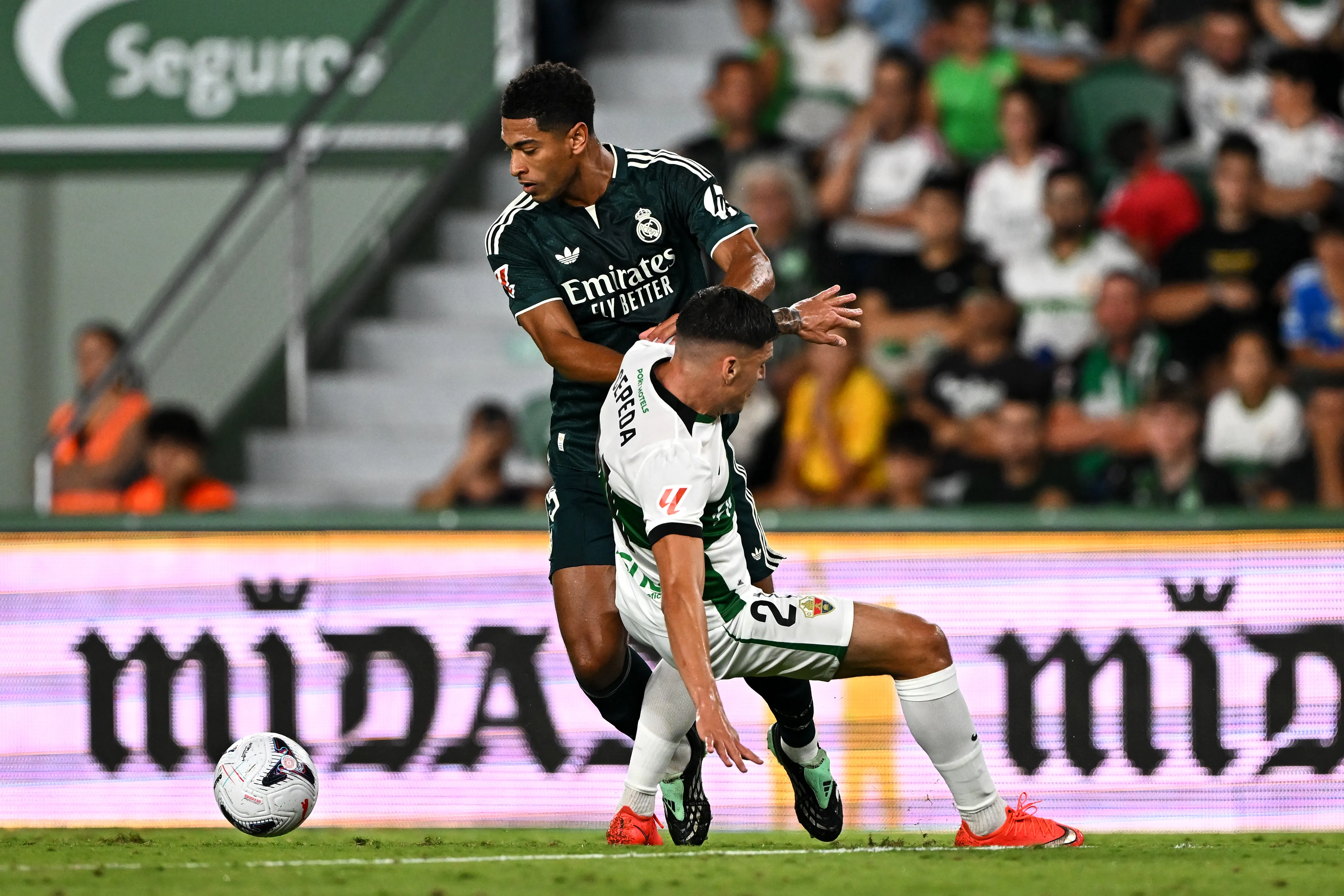 La falta de Lucas Cepeda que lo hizo ganarse una tarjeta amarilla. (Francisco Macia/Getty Images).