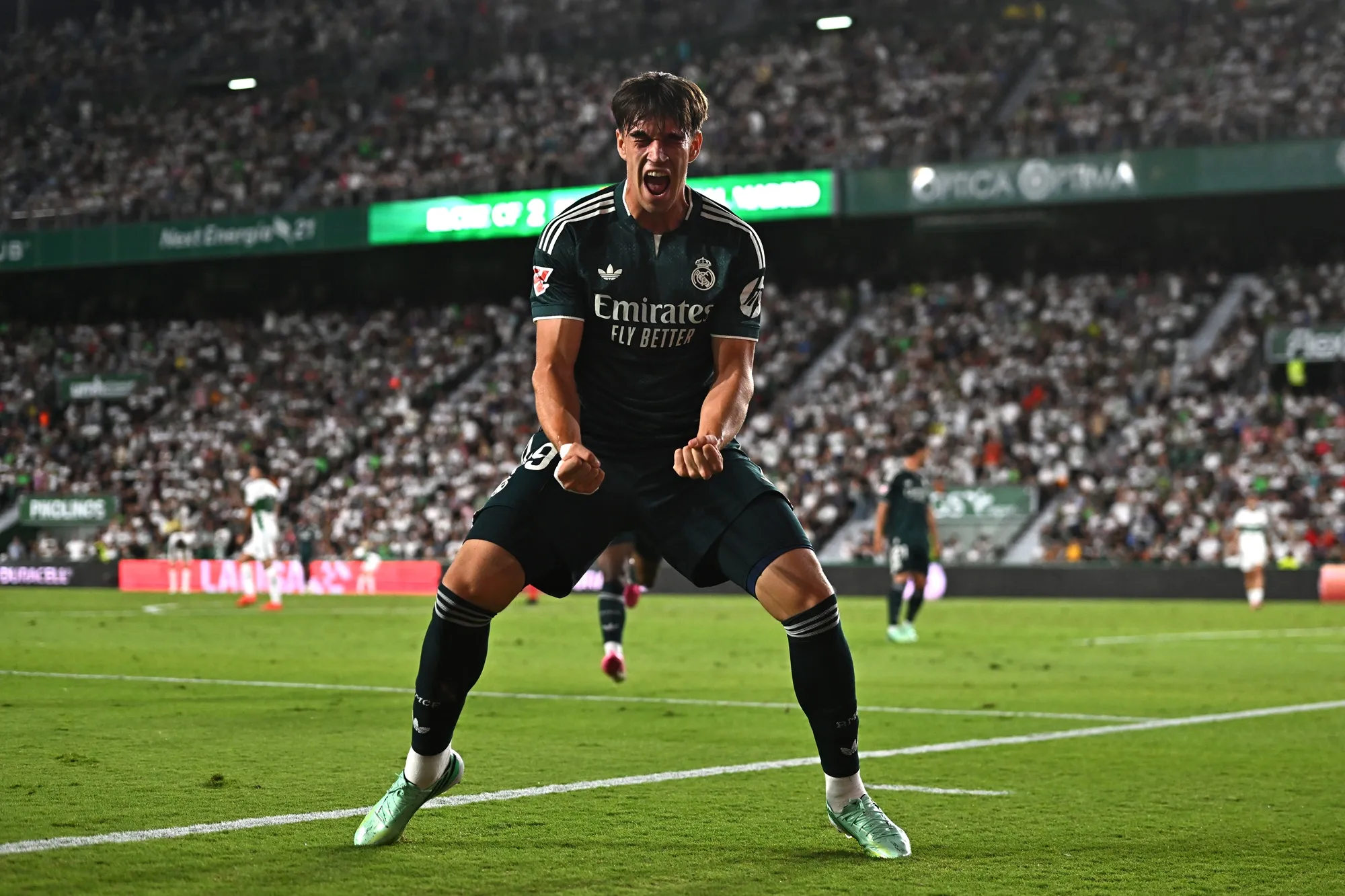 Carlos Espí anotó el 3-2 en un partido electrizante. (Francisco Macia/Getty Images).