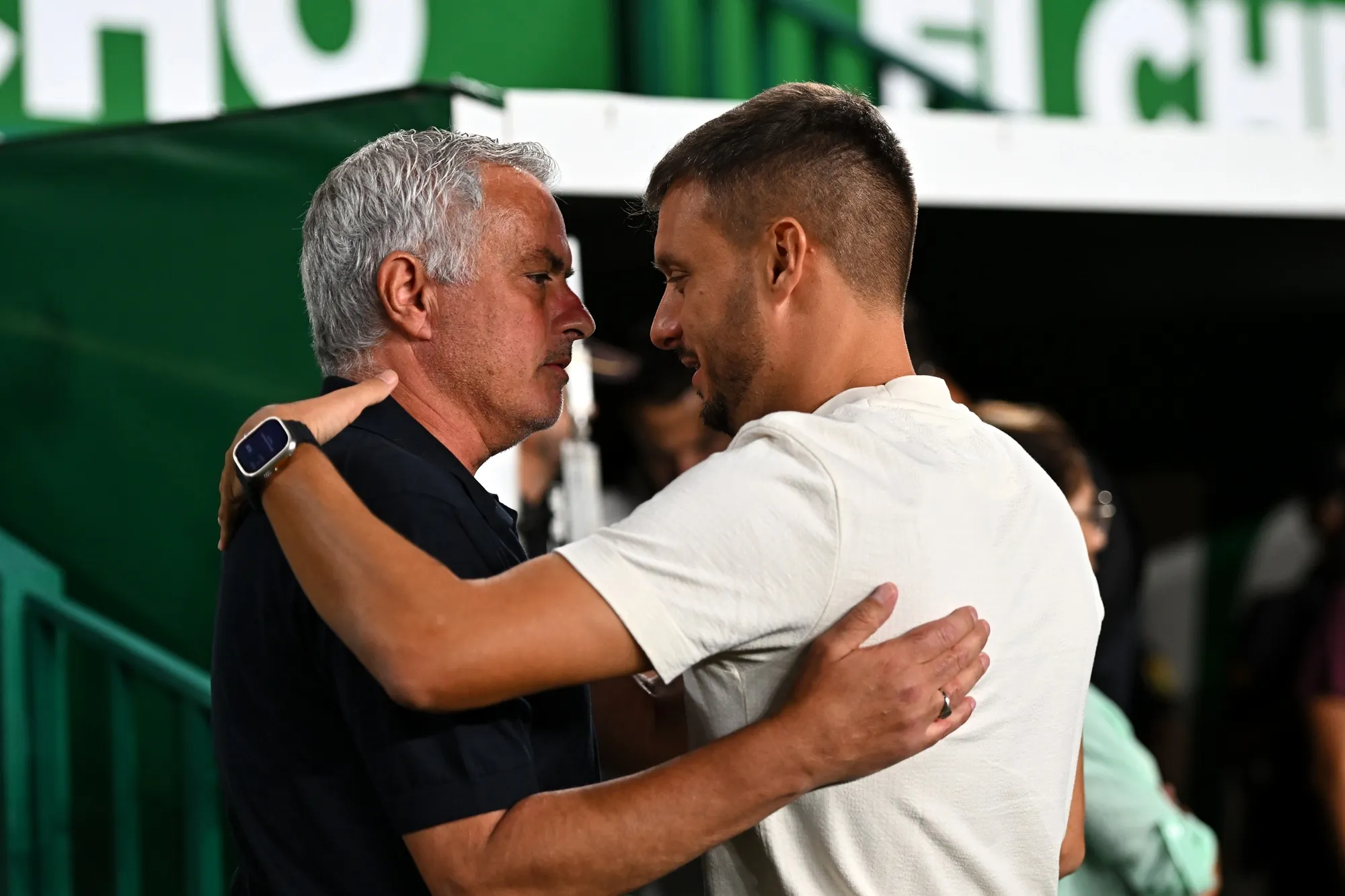 El afectuoso saludo de Martín Anselmi con el portugués José Mourinho. (Francisco Macia/Getty Images).