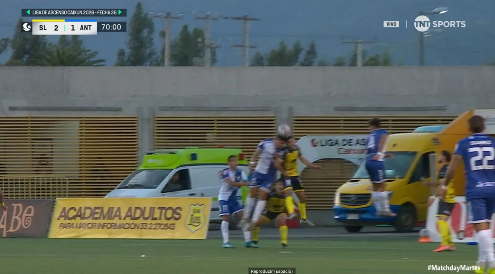 El violento choque entre Guillermo Avello y Cristian Díaz. (Captura TNT Sports).