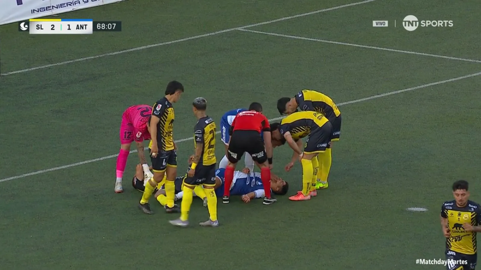 La rápida reacción de los jugadores Pumas tras el fuerte golpe de Díaz. (Captura TNT Sports).