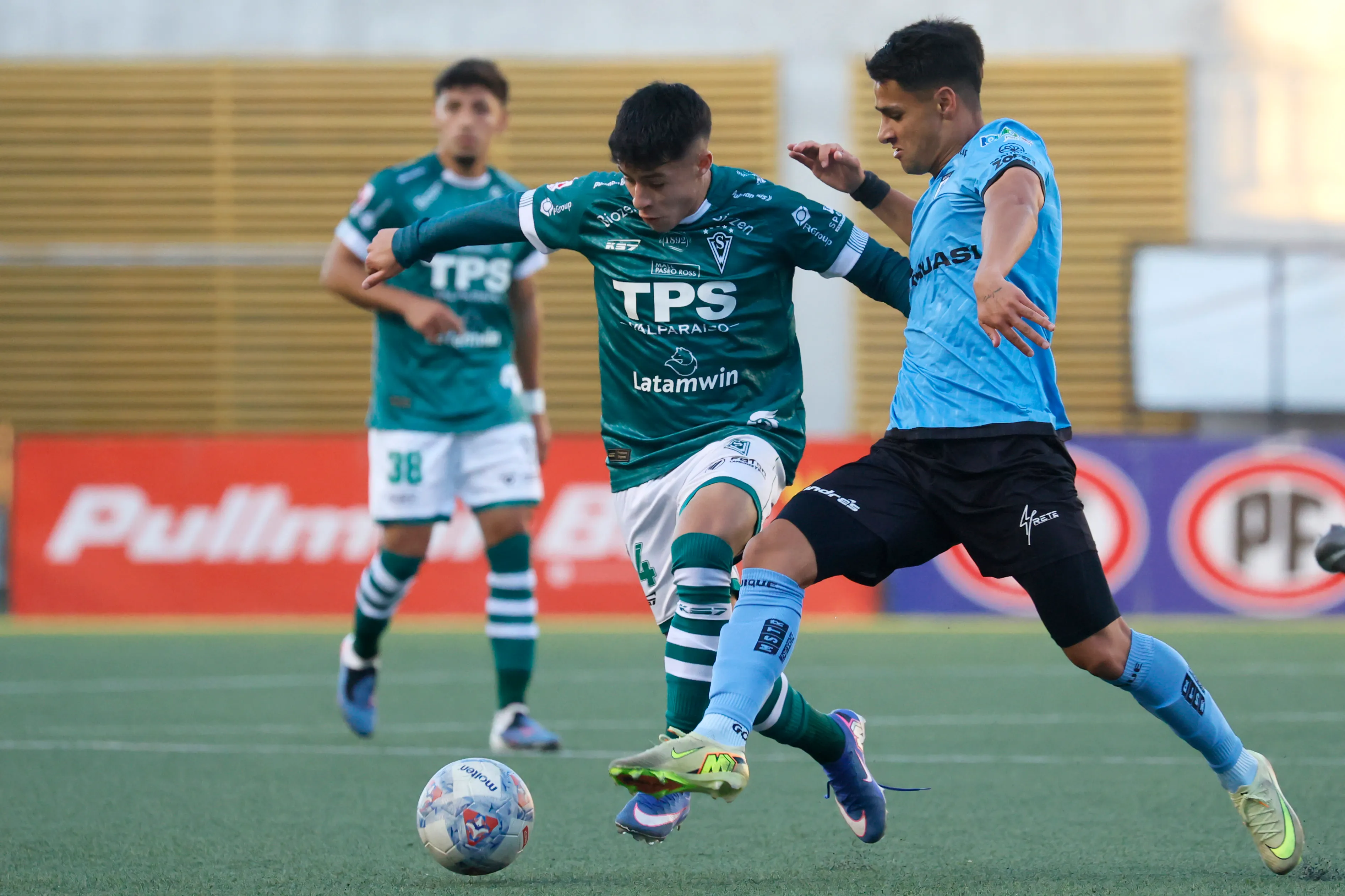 Cristóbal Ponce en acción ante Deportes Iquique en la Primera B. Quiere todos los premios de esta campaña.  (Sebastian Cisternas/Photosport).