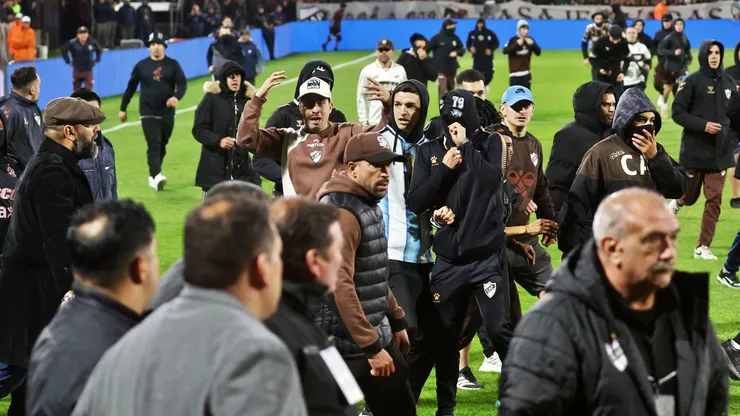 Hinchas de Platense provocan desmanes tras eliminación de Fluminense en Libertadores.