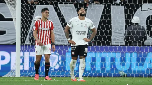 Memphis Depay falló un penal en el final.