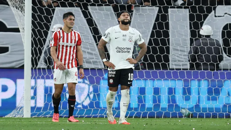 Memphis Depay falló un penal en el final.