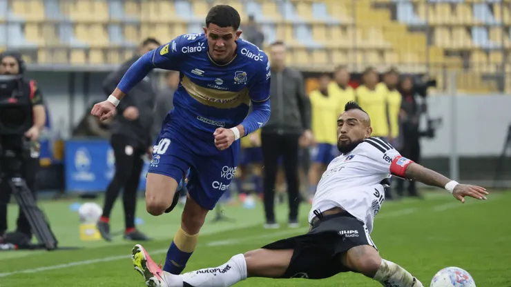 Nicolás Montiel esquiva la marca de Arturo Vidal en el duelo que Colo Colo le ganó a Everton por 4-3.