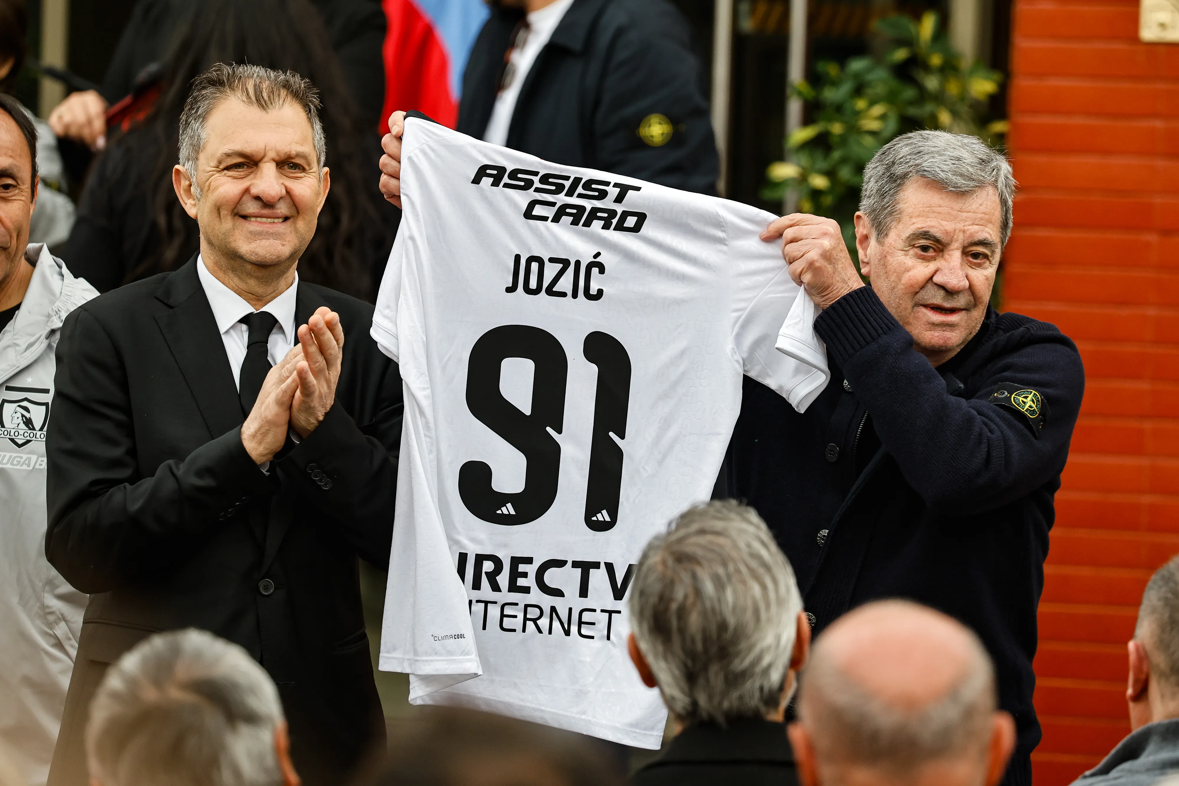 Mirko Jozic y uno de los tantos homenajes que tuvo en Colo Colo. Foto: Diego Martin/Photosport