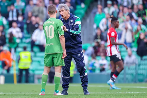 Sergio Canales dialoga con Pellegrini en su época bética. (DAX Images/NurPhoto via Getty Images).