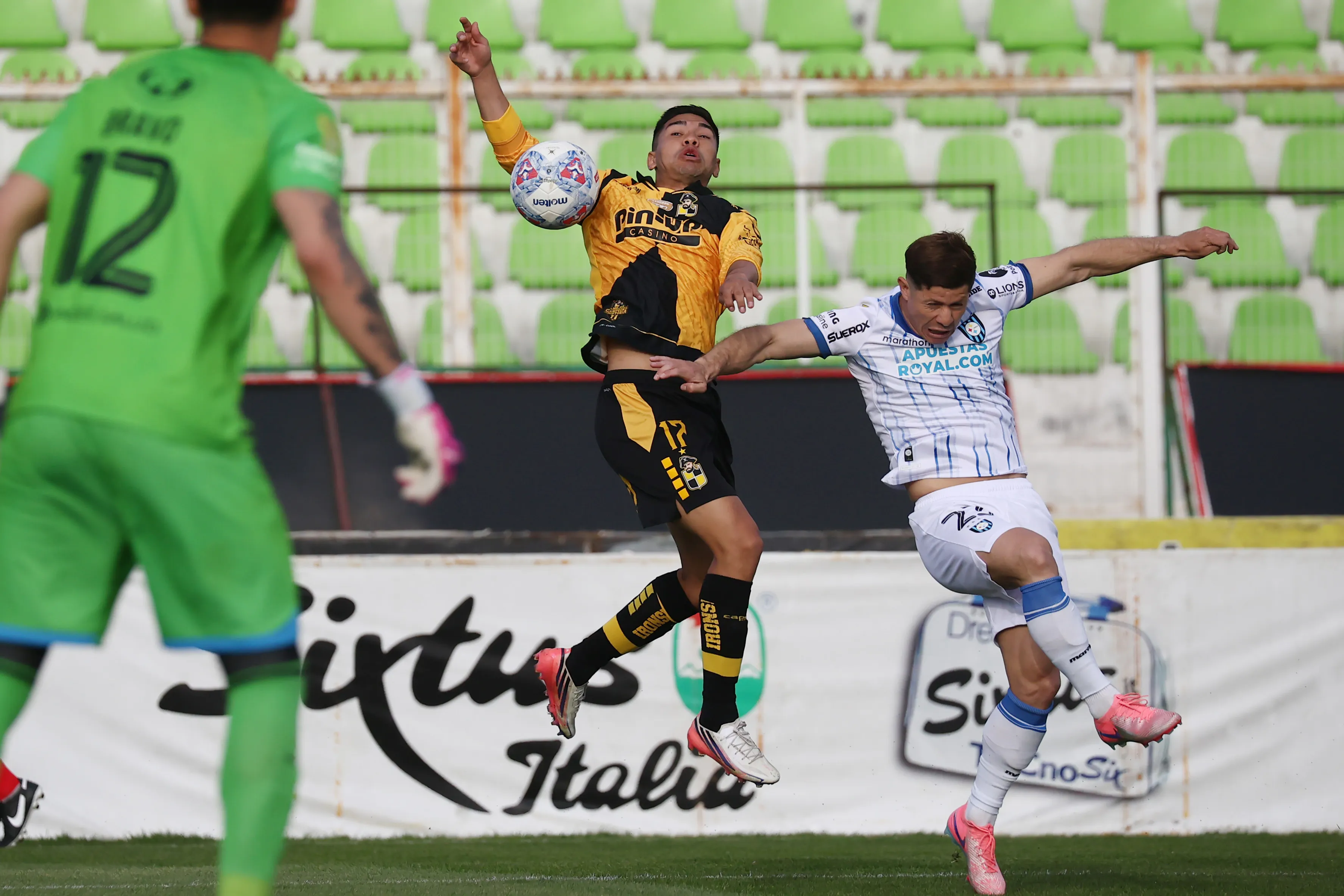 Christian Bravo y Francisco Salinas (17), los dos seleccionados que disputaron los minutos pendientes en La Cisterna. (Dragomir Yankovic/Photosport).