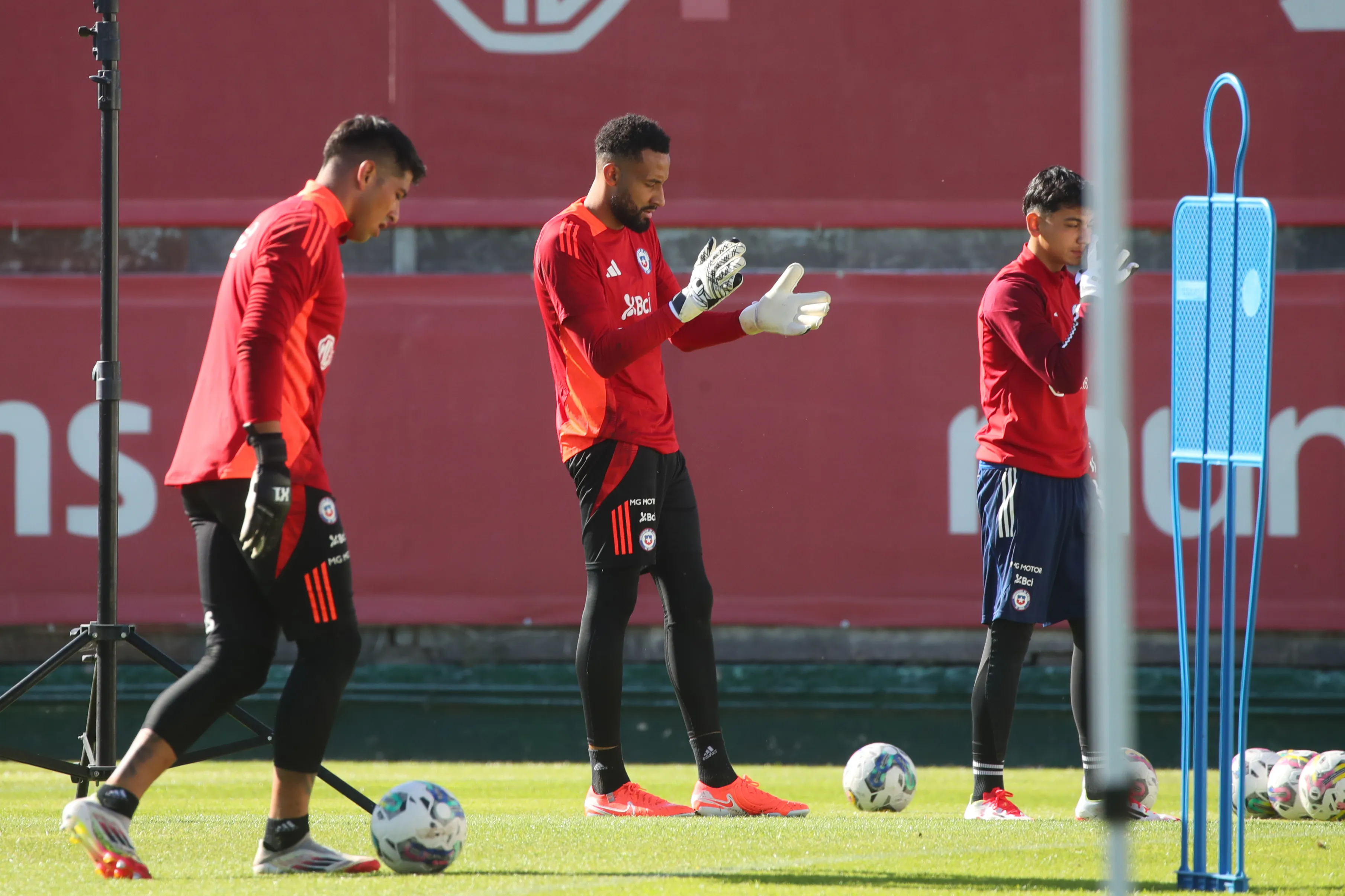 Brayan Cortés y Lawrence Vigouroux compartirán con Christian Bravo en la Roja. (Jonnathan Oyarzun/Photosport).