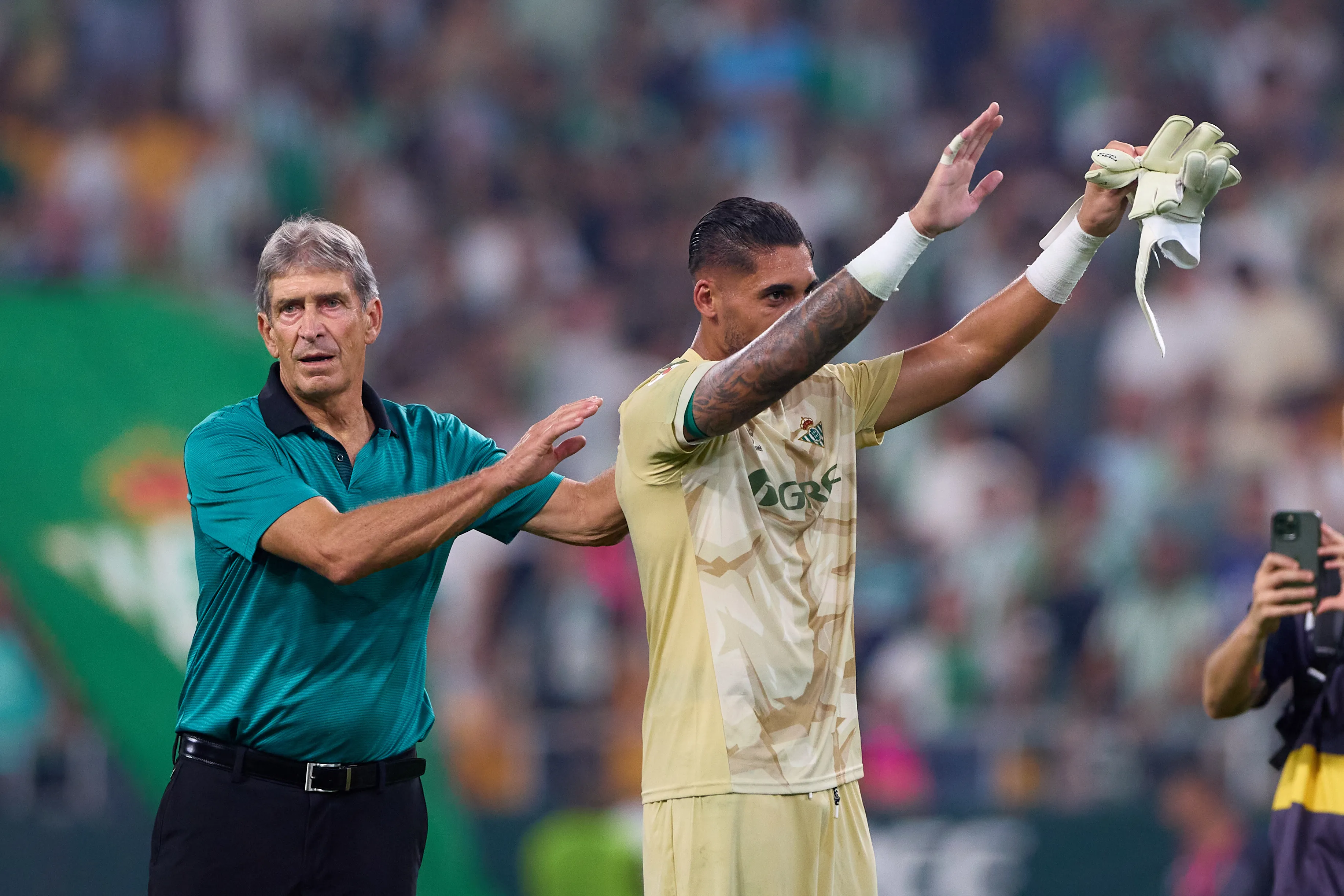 Manuel Pellegrini junto a Álvaro Vallés, quien volvió a ser figura en el Betis. (Fran Santiago/Getty Images).