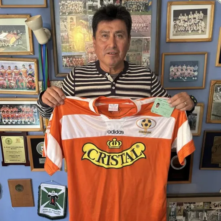 Juan Covarrubias con una camiseta loína, donde es ídolo histórico. (Foto: cedida).