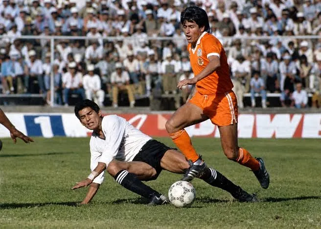Juan Covarrubias en acción por Cobreloa en la Libertadores del 87.