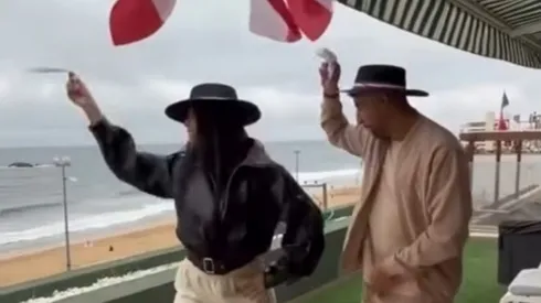 Mauricio Isla enseña a bailar cueca a su novia.