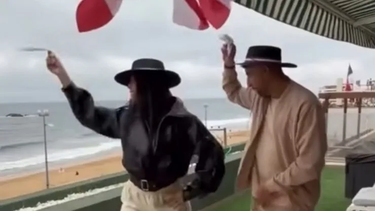 Mauricio Isla enseña a bailar cueca a su novia.