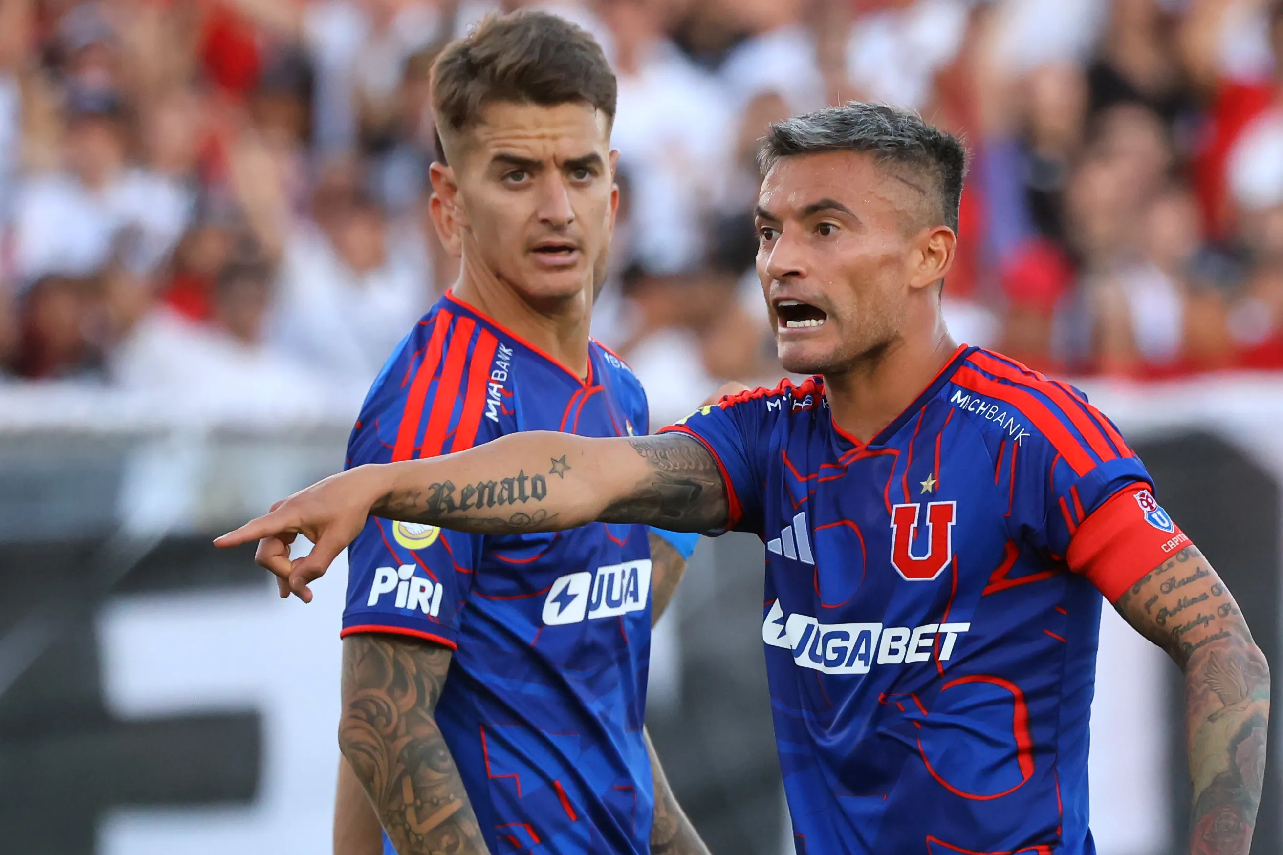 Charles Aránguiz será el capitán de la U. Foto: Jonnathan Oyarzun/Photosport