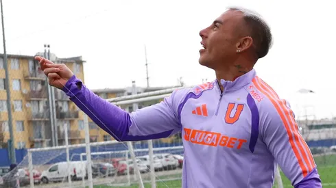 Eduardo Vargas celebró el 18 con la U elevando un volantín.