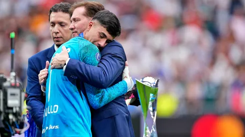Alejandro Domínguez consoló a Wanderers tras perder en Copa Intercontinental.