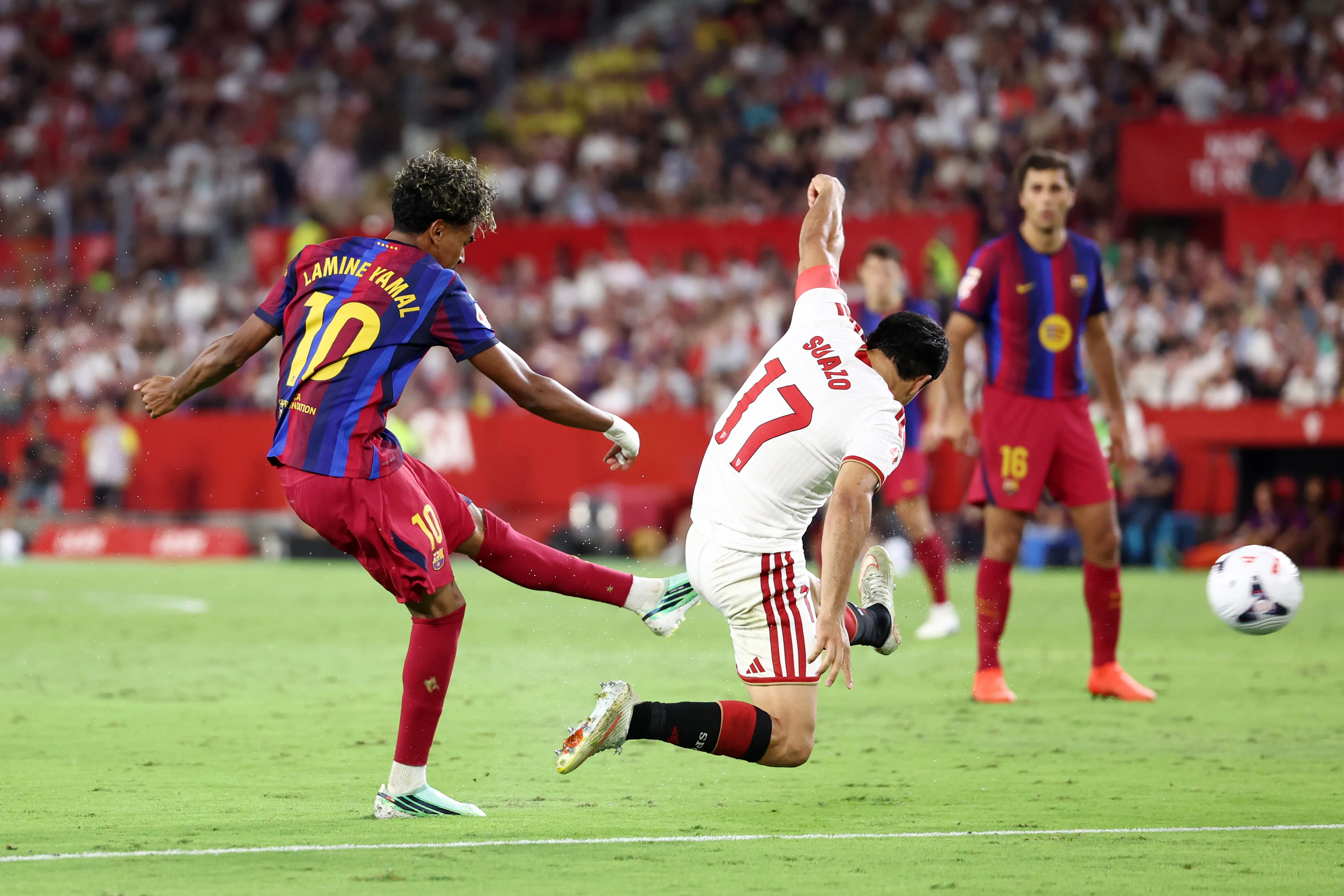 Gabriel Suazo en uno de los duelos que tuvo ante Lamine Yamal. (Fran Santiago/Getty Images).