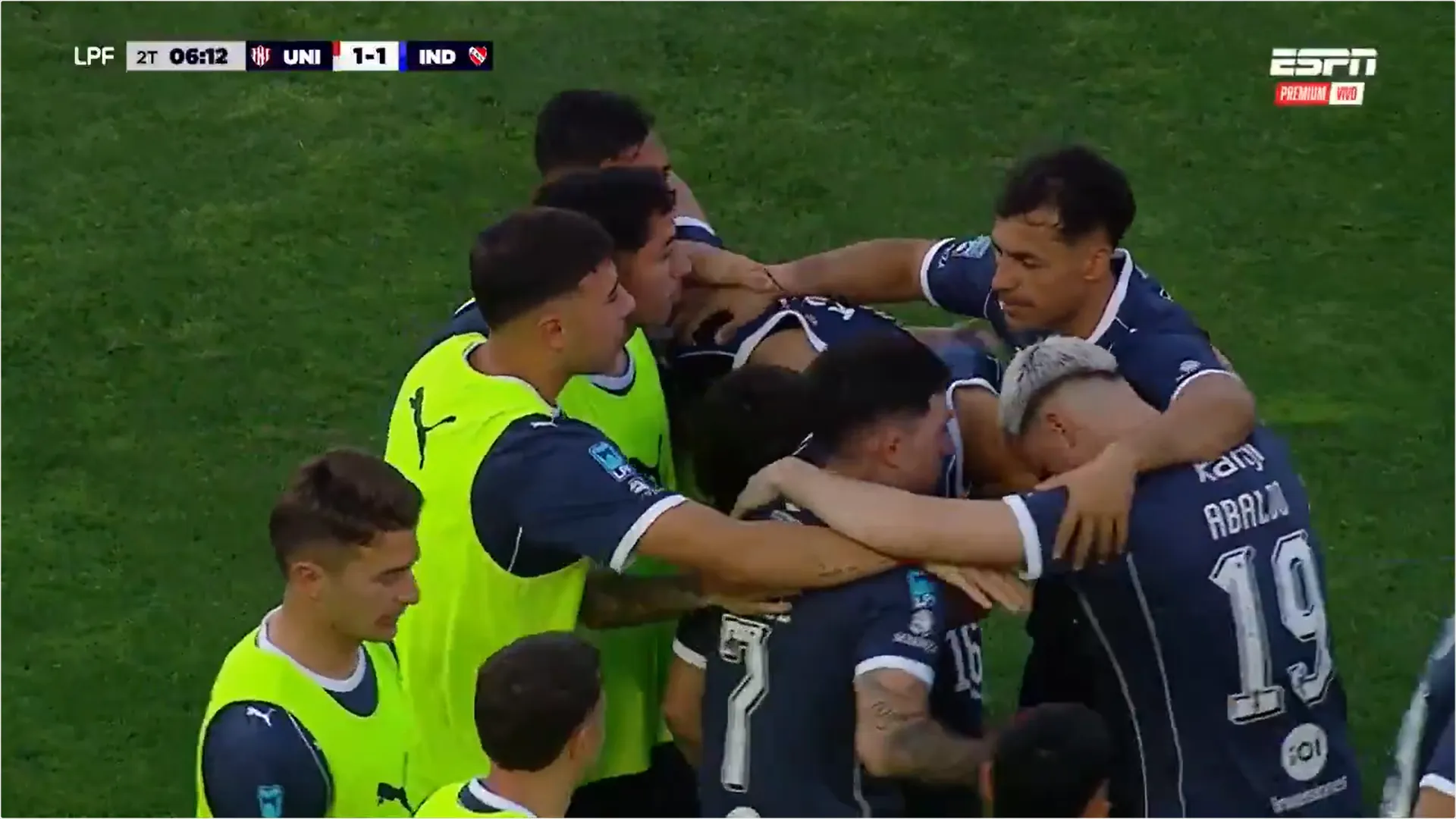 Iván Morales en el festejo del 1-1 parcial que anotó Santiago Montiel. (Captura ESPN).