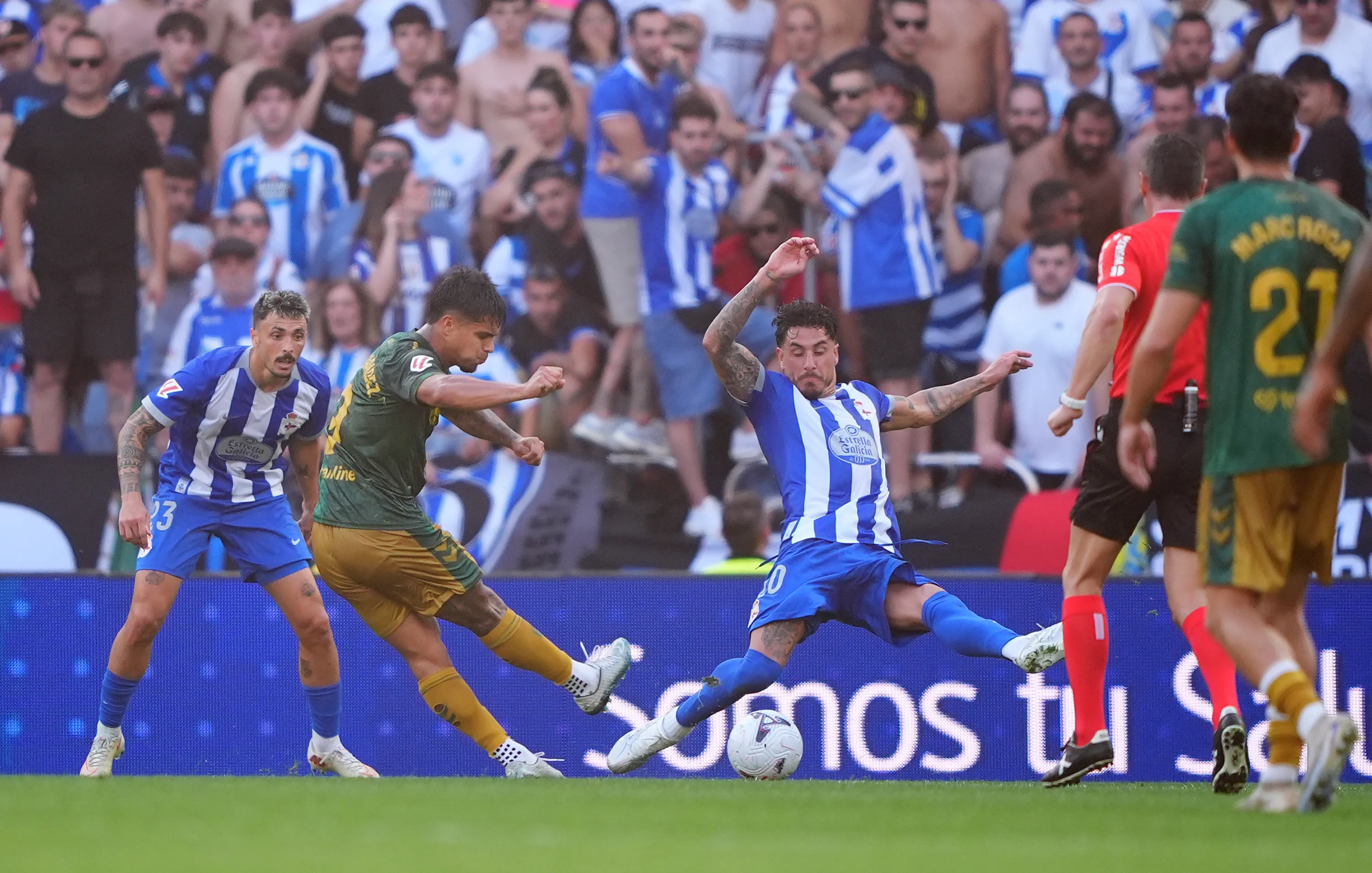 El remate raso de Cucho Hernández ante el Depor. (Jose Manuel Alvarez Rey/Getty Images).