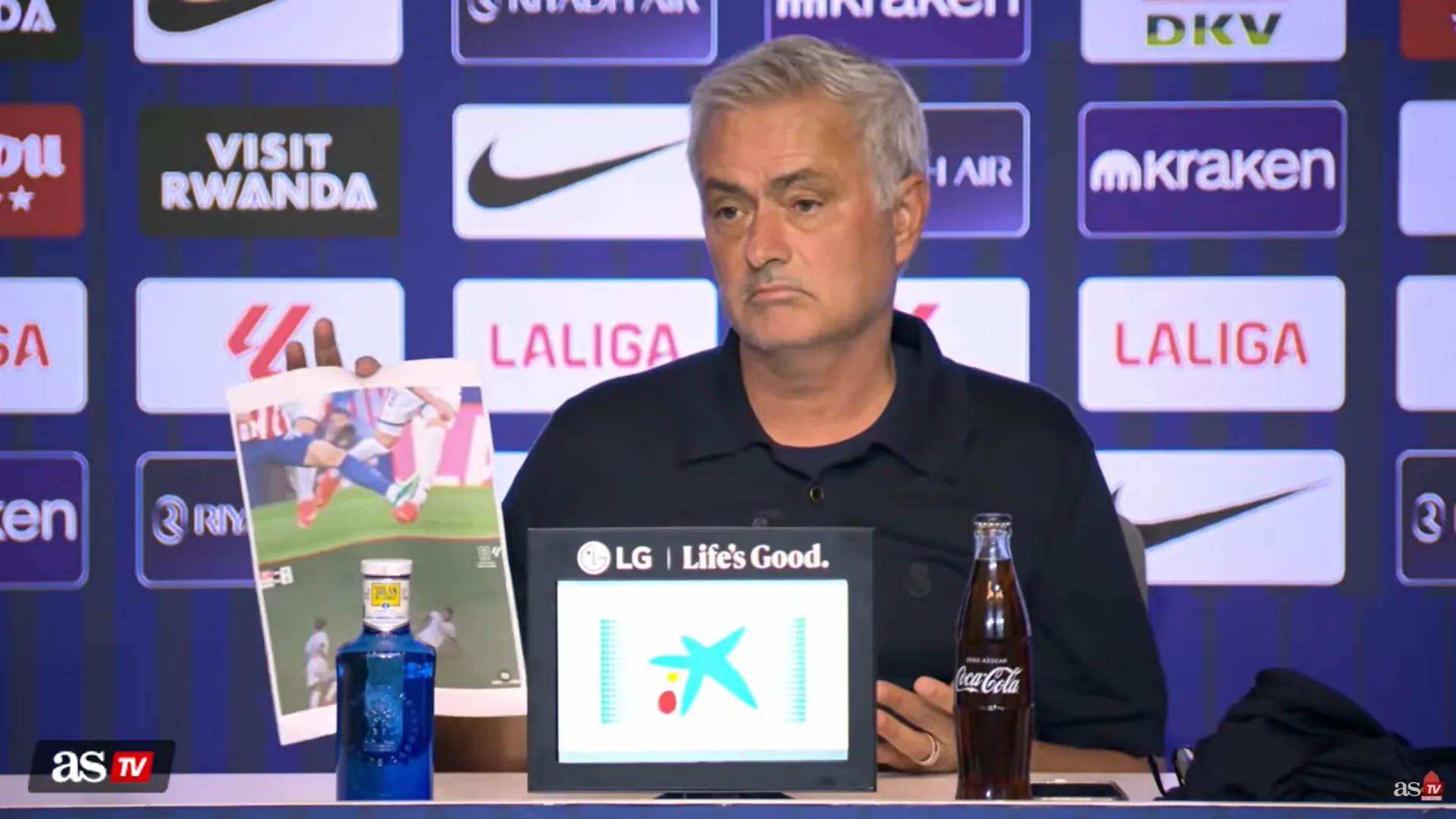 José Mourinho mostró este par de imágenes en la conferencia de prensa. (Captura ASTV).