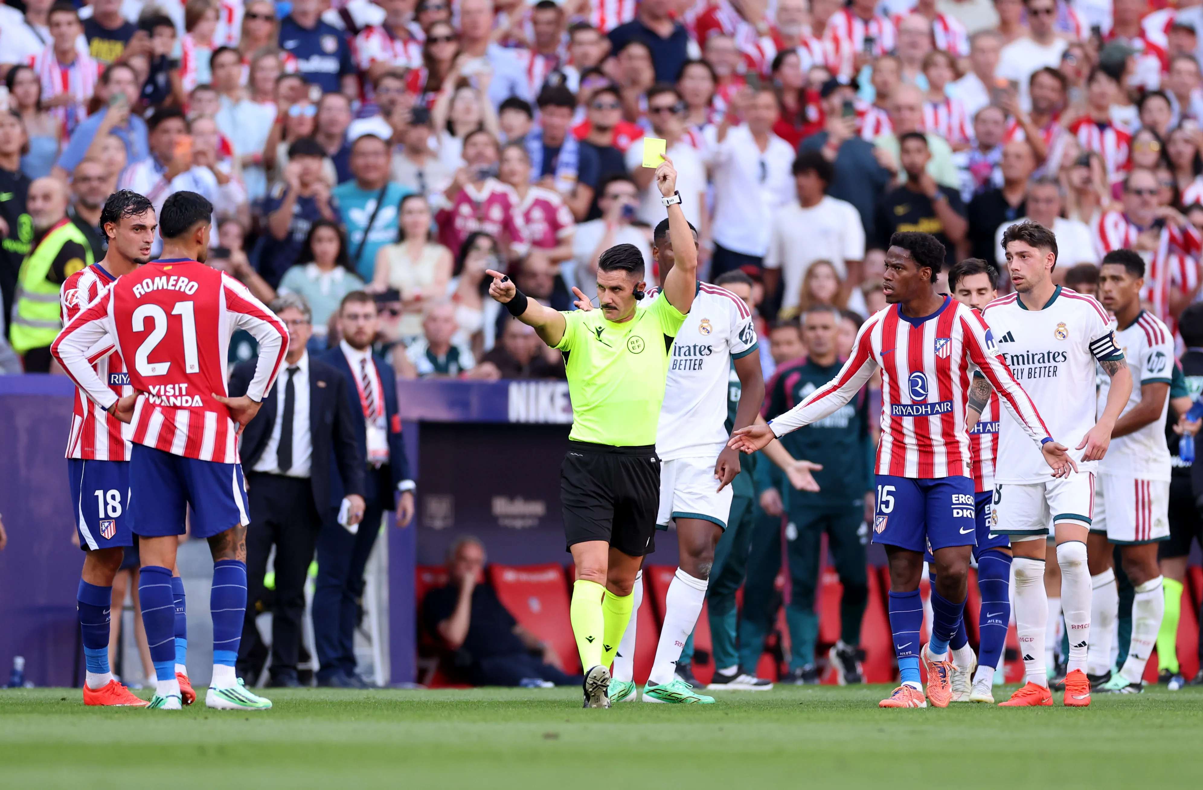 Tras revisar el VAR, Miguel Ángel Ortiz eligió amonestar al Cuti Romero y dejar sin amarilla a Bellingham. (Florencia Tan Jun/Getty Images).