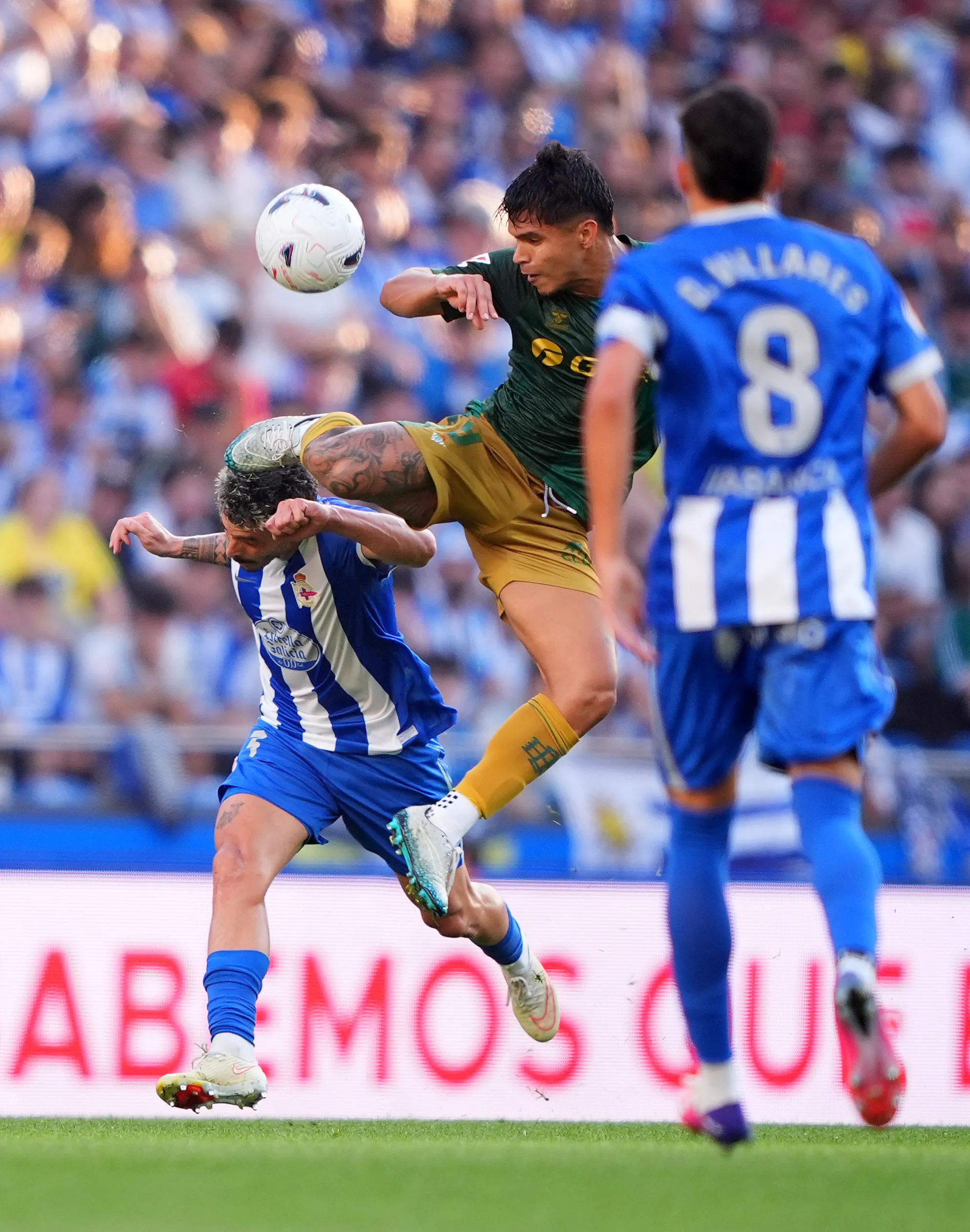 Una imagen de la acción que pudo ser la expulsión para el delantero colombiano del Betis. (Jose Manuel Alvarez Rey/Getty Images).
