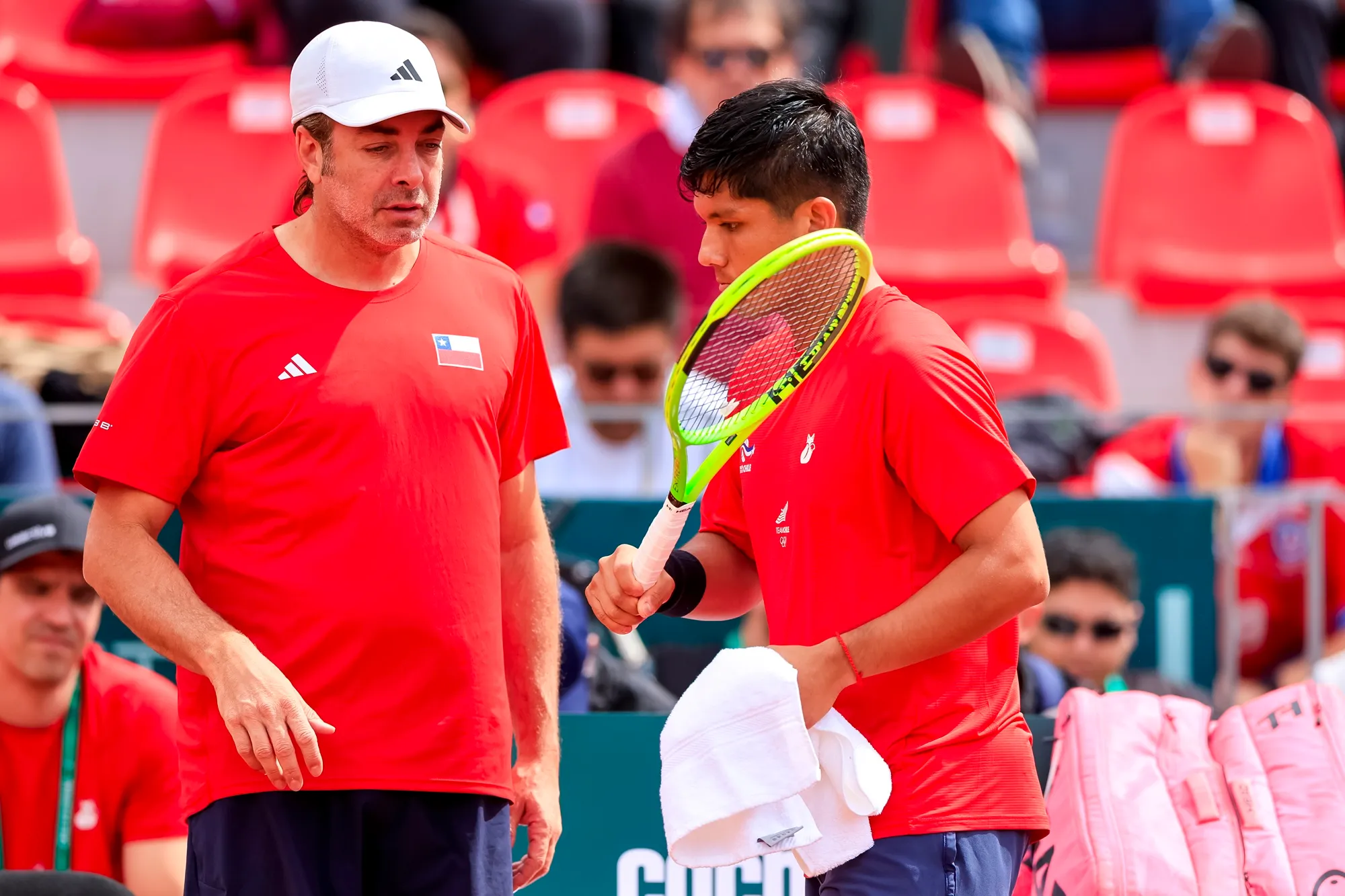 Nicolás Massú y Matías Soto, quien jugó el cuarto punto de Chile vs España. (Pepe Alvujar/Photosport).