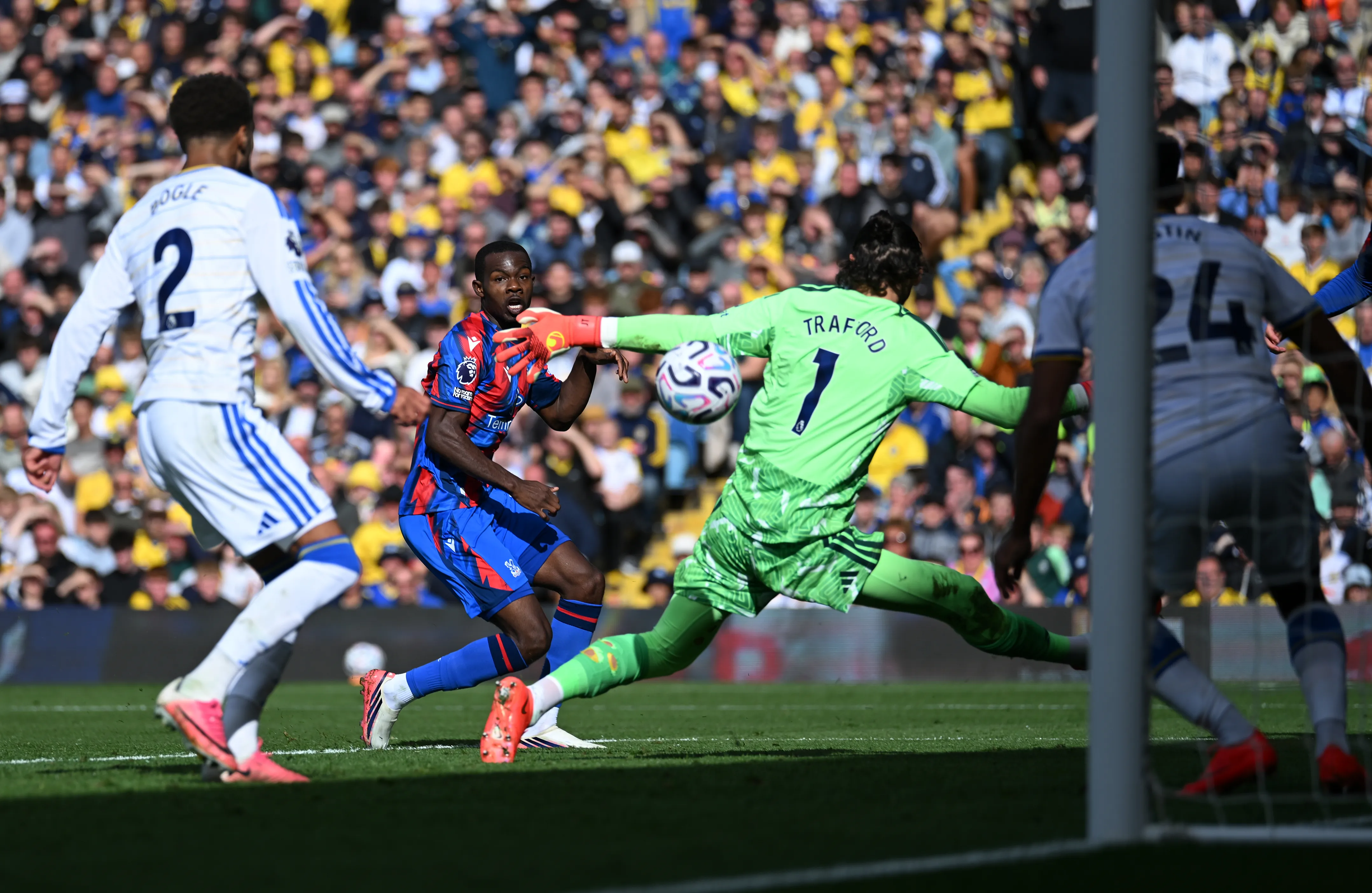 Tyrick Mitchell venció así al golero James Trafford, pero su anotación no contó. (Shaun Botterill/Getty Images).