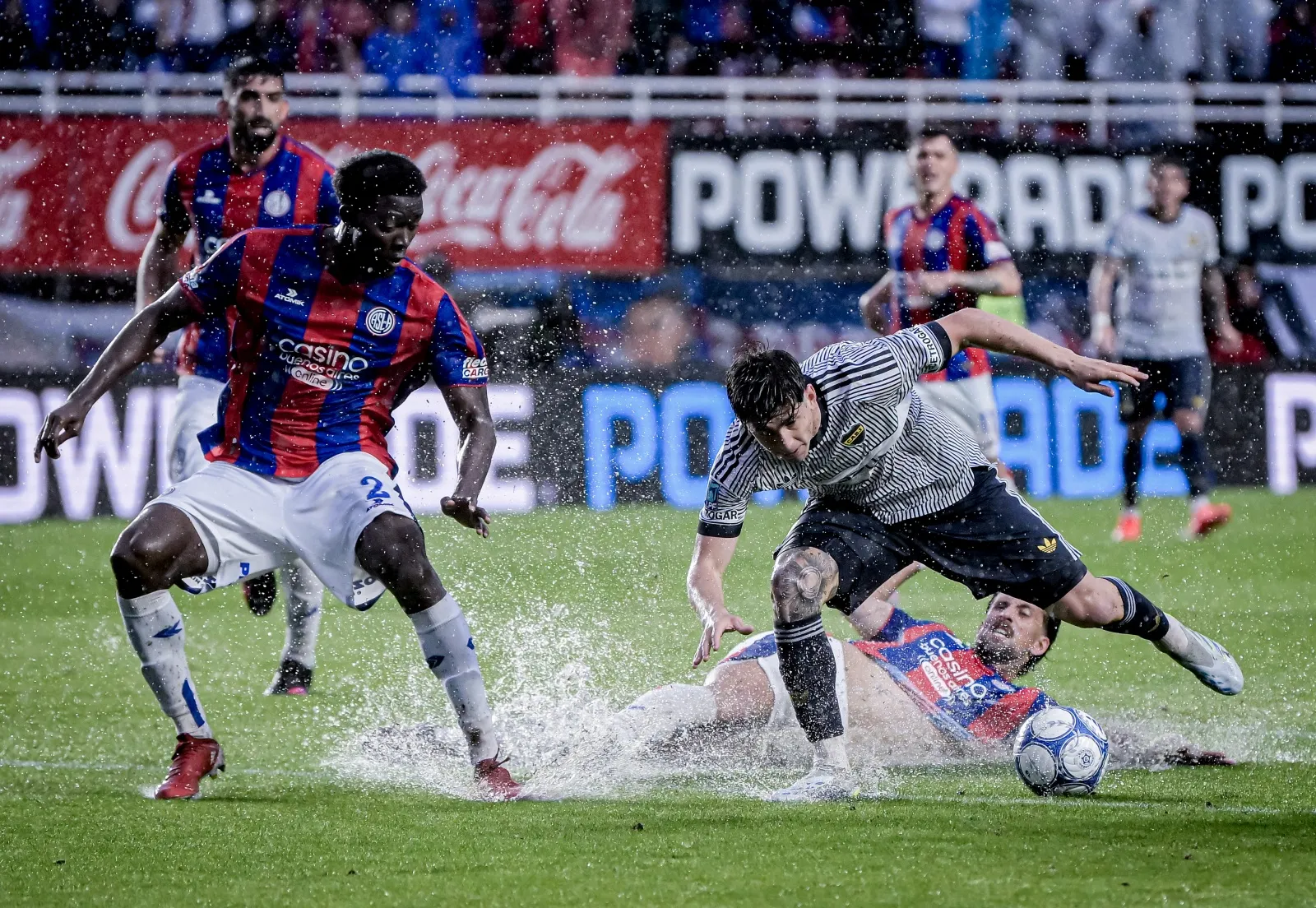 Boca ganó bajo una lluvia torrencial en Buenos Aires. (Photo by Marcelo Endelli/Getty Images)