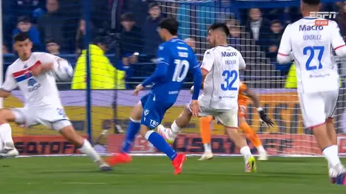 Diego Valdés resolvió todo con un toque mágico que dejó solo al goleador del equipo.
