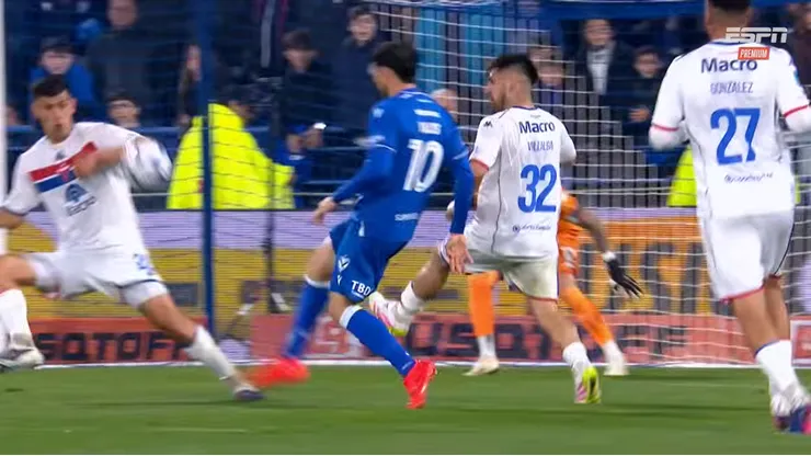Diego Valdés resolvió todo con un toque mágico que dejó solo al goleador del equipo.