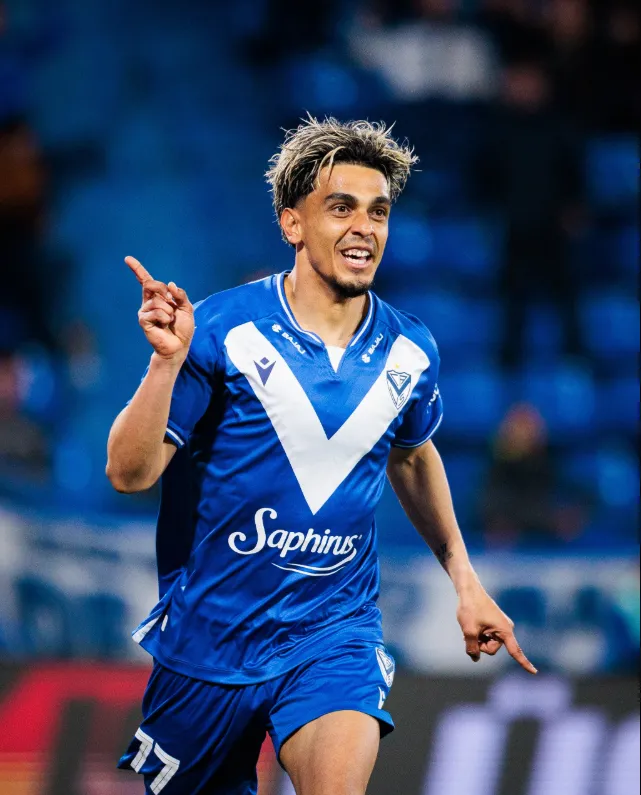 Así festejó Ronaldo Martínez el primero de sus goles vs Tigre. (Foto: Vélez).